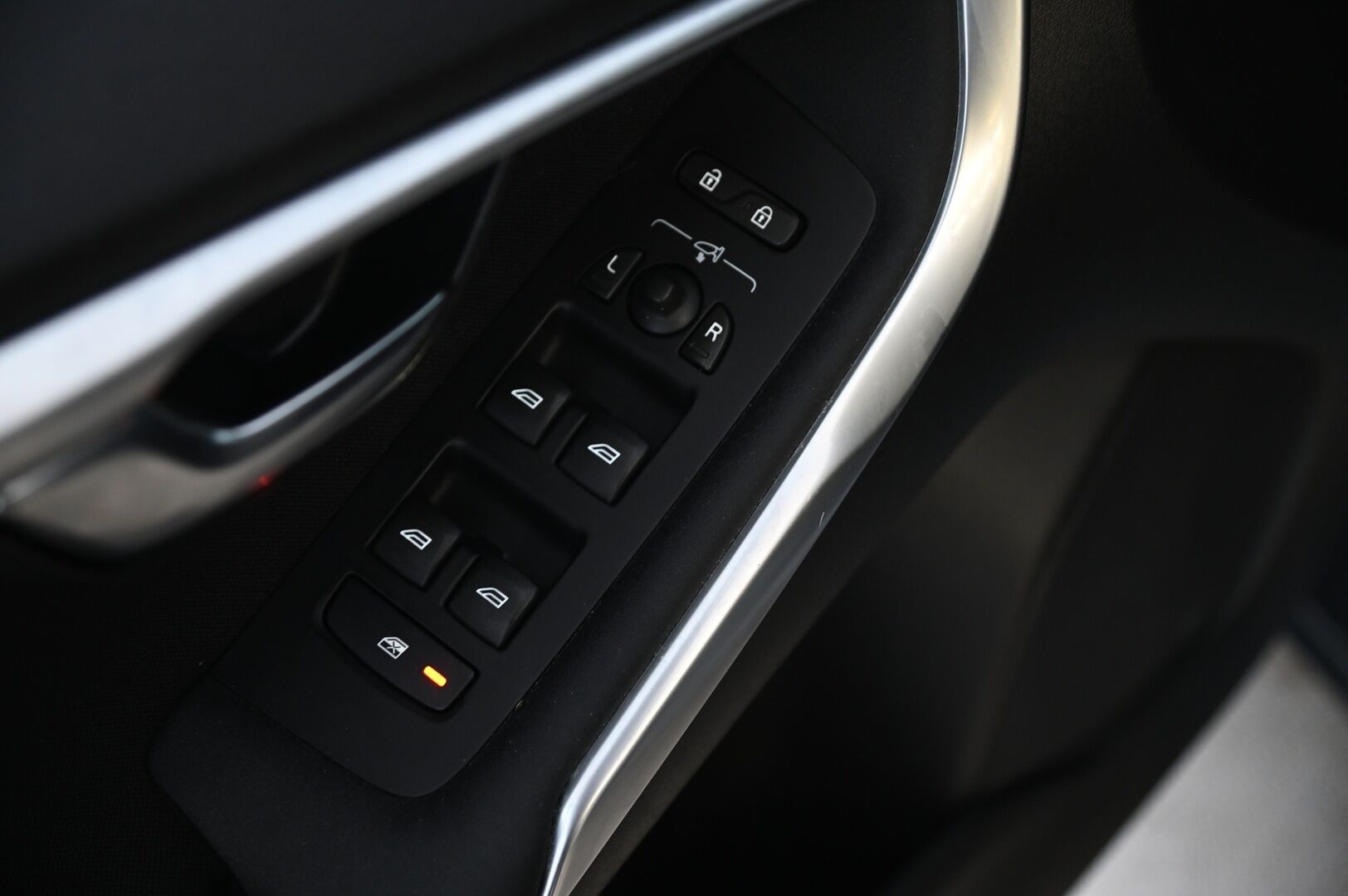 Volvo V40 2015 D4 Momentum aut*Webasto / Suomi-auto / Vakkari* - *Huippu hyvä huoltohistoria / 2x renkaat&alumiinivanteet*