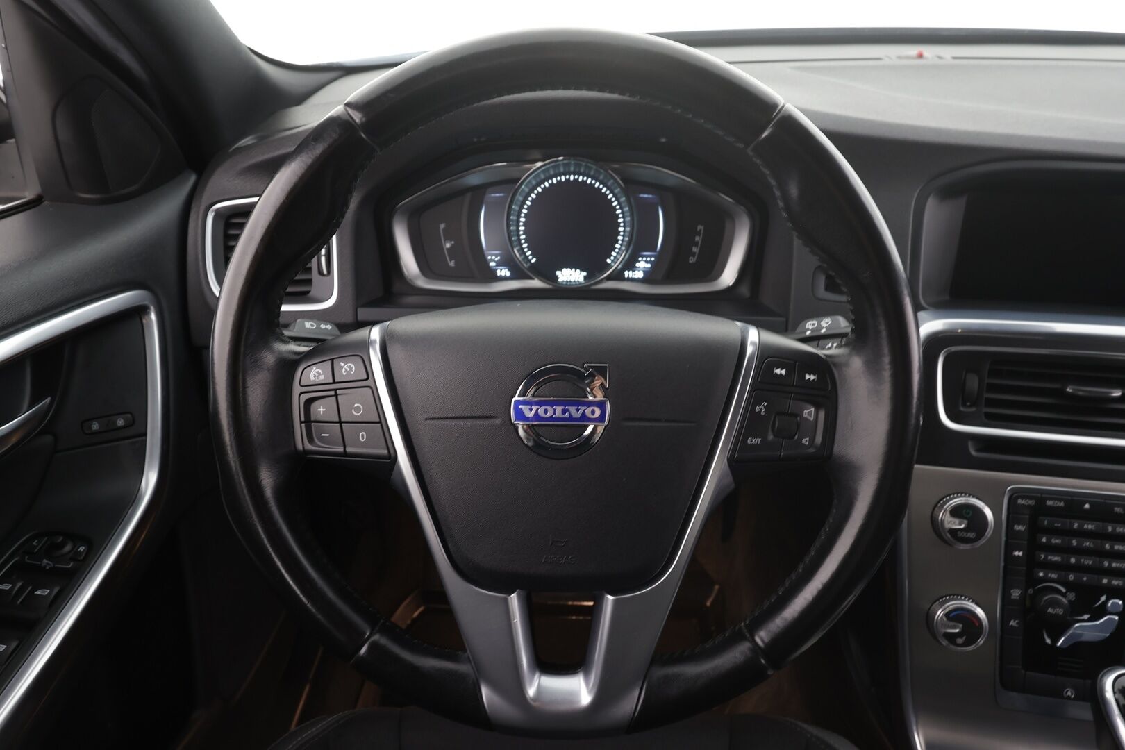 Volvo V60 2015 D4 Business aut * Webasto / Vakkari / Xenon / P.tutka / Bluetooth / Keyless * - Suomi-auto / Kahdet renkaat aluvanteilla