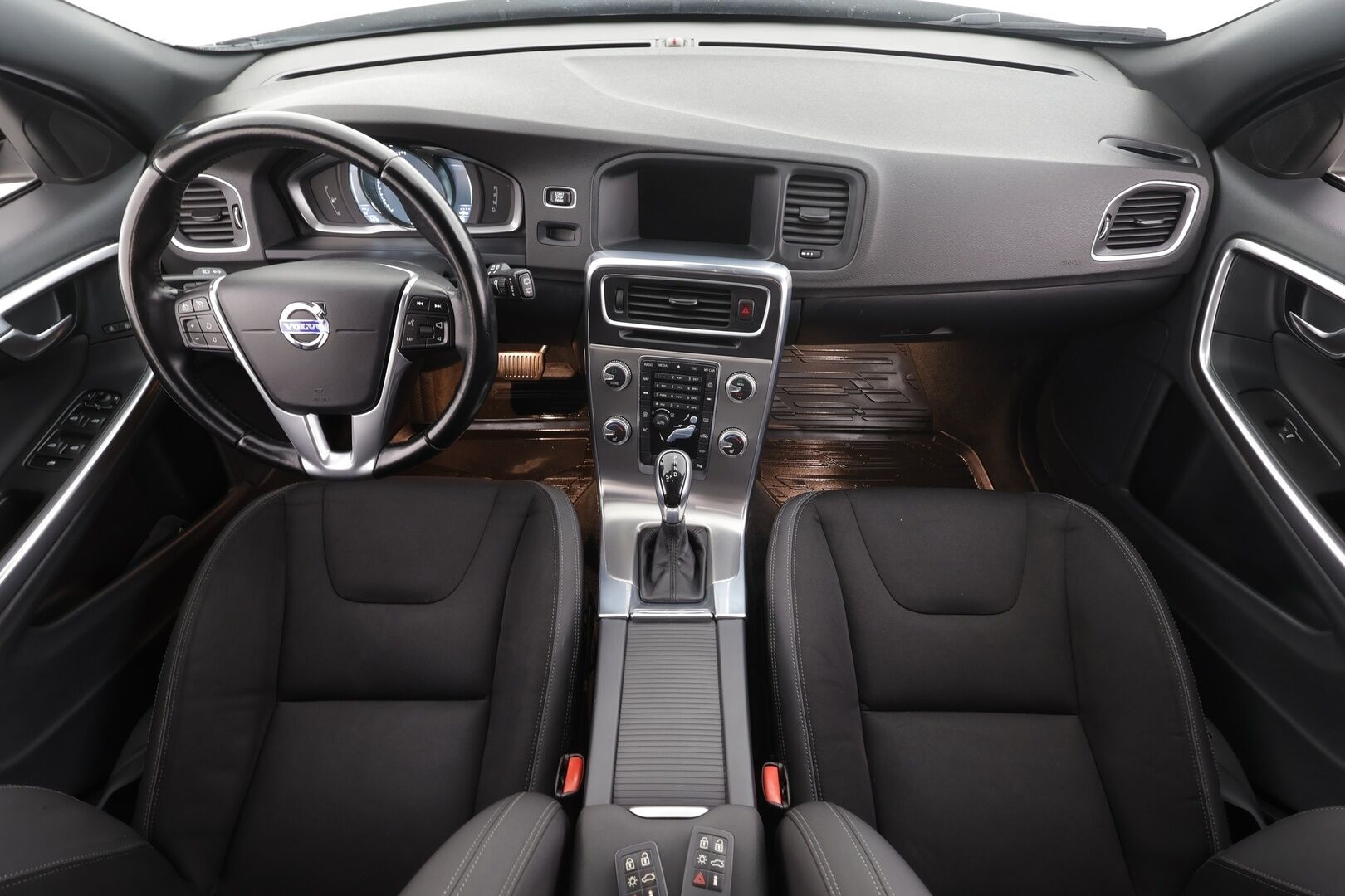Volvo V60 2015 D4 Business aut * Webasto / Vakkari / Xenon / P.tutka / Bluetooth / Keyless * - Suomi-auto / Kahdet renkaat aluvanteilla