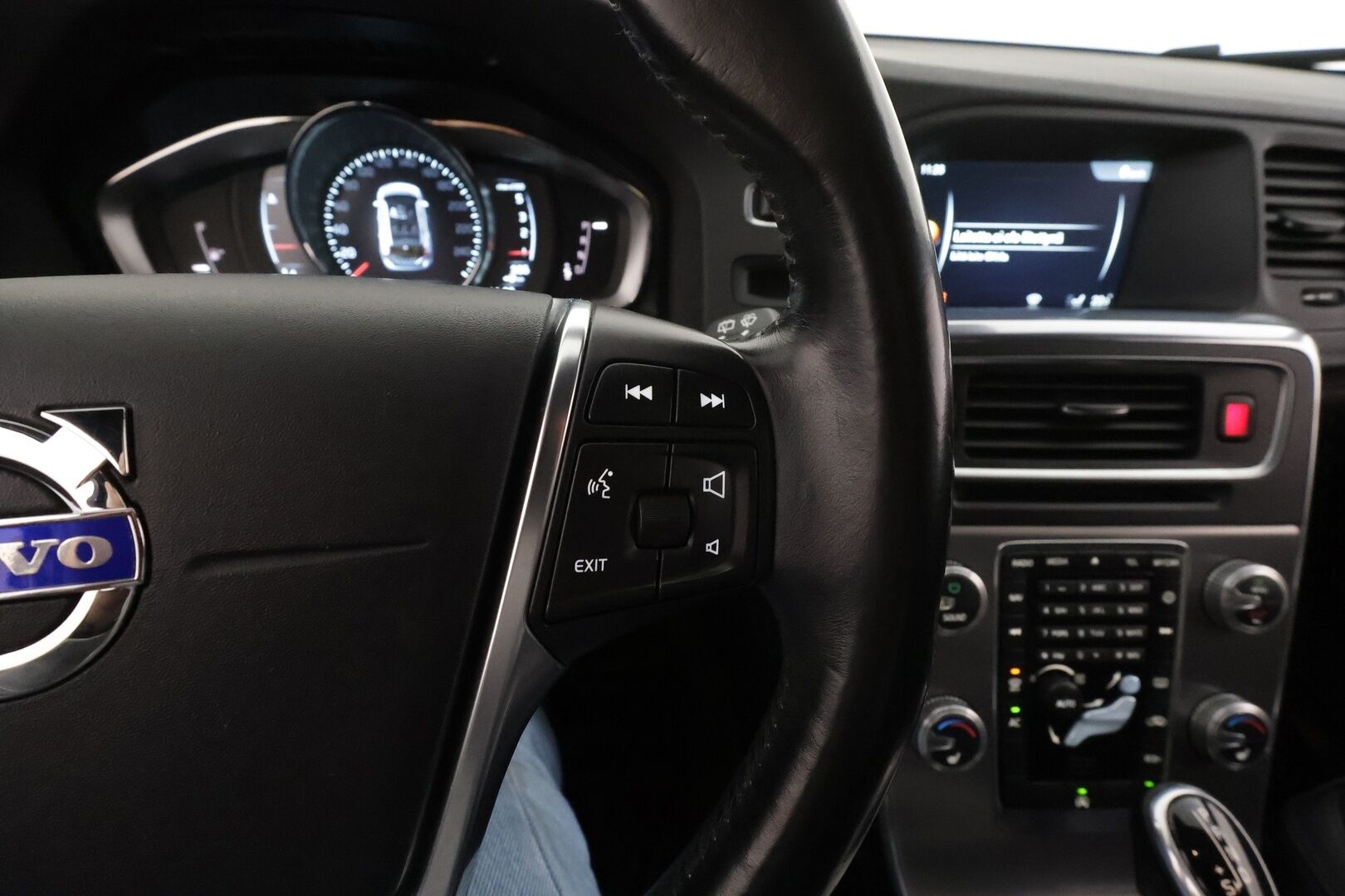 Volvo V60 2015 D4 Business aut * Webasto / Vakkari / Xenon / P.tutka / Bluetooth / Keyless * - Suomi-auto / Kahdet renkaat aluvanteilla