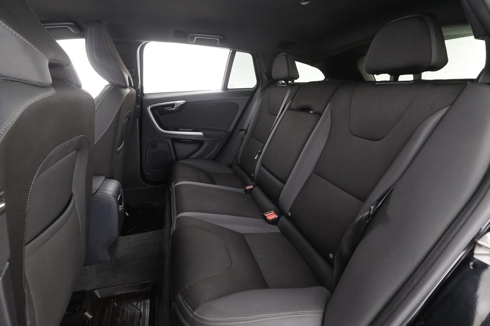 Volvo V60 2015 D4 Business aut * Webasto / Vakkari / Xenon / P.tutka / Bluetooth / Keyless * - Suomi-auto / Kahdet renkaat aluvanteilla