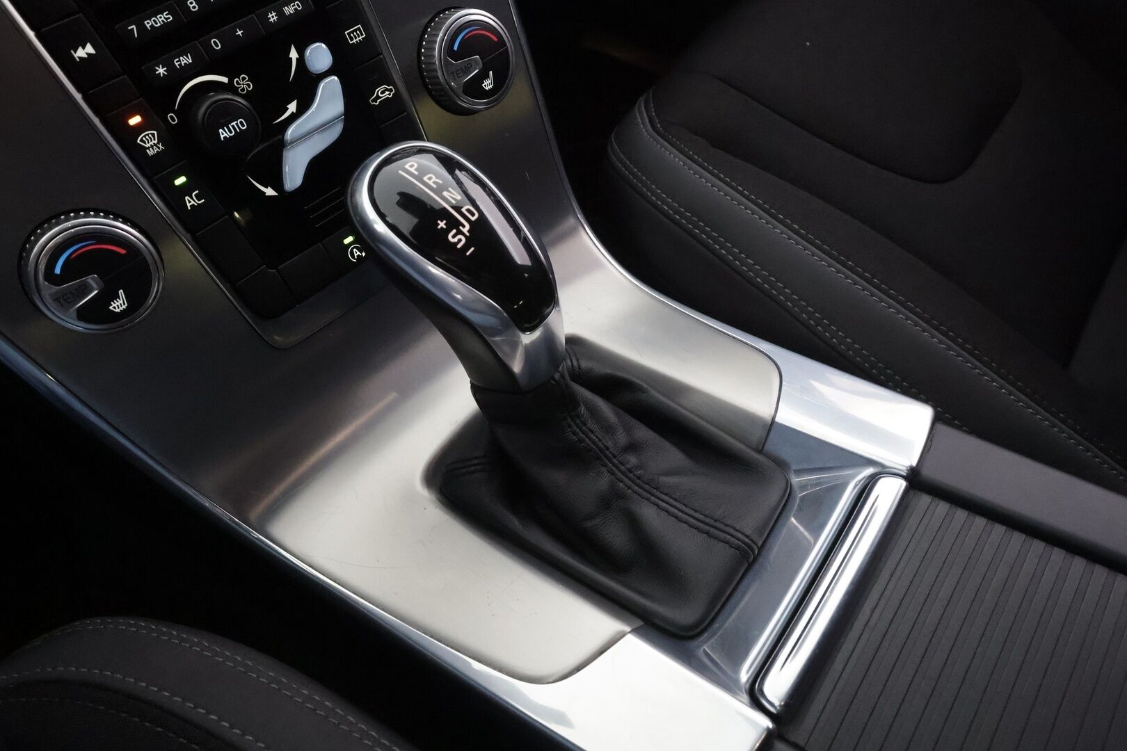 Volvo V60 2015 D4 Business aut * Webasto / Vakkari / Xenon / P.tutka / Bluetooth / Keyless * - Suomi-auto / Kahdet renkaat aluvanteilla