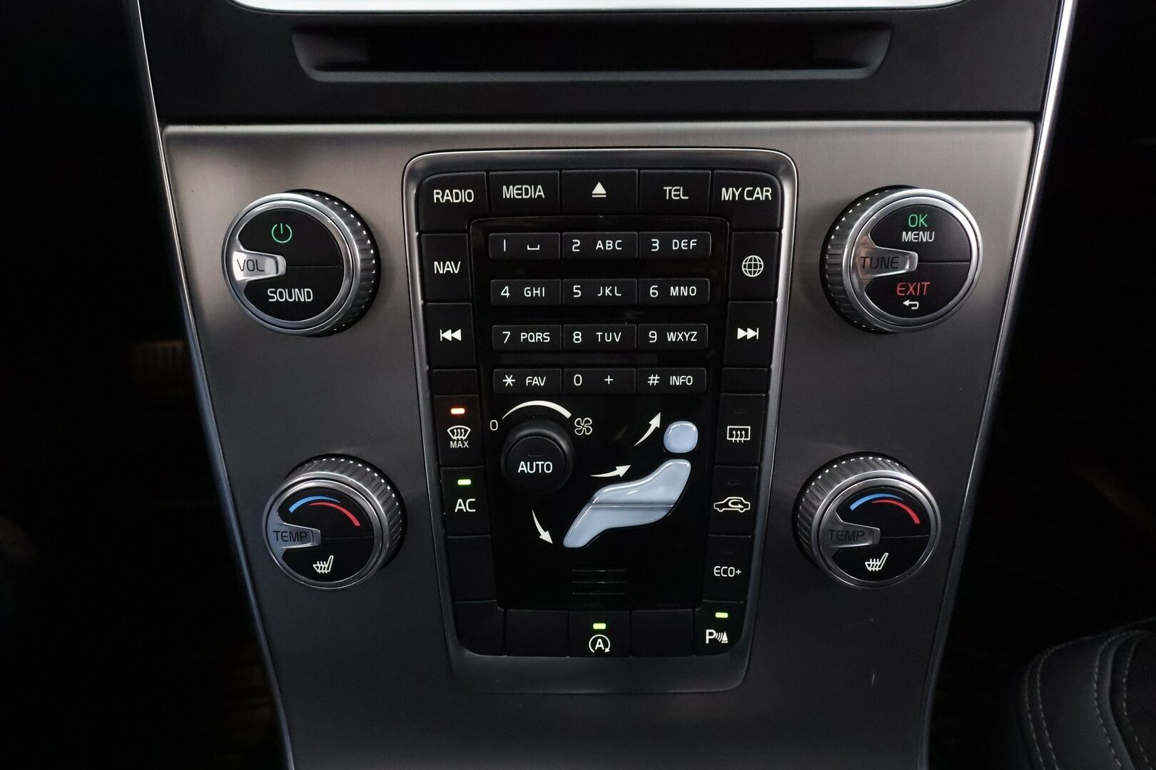 Volvo V60 2015 D4 Business aut * Webasto / Vakkari / Xenon / P.tutka / Bluetooth / Keyless * - Suomi-auto / Kahdet renkaat aluvanteilla