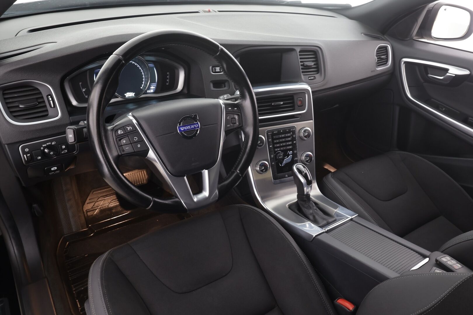 Volvo V60 2015 D4 Business aut * Webasto / Vakkari / Xenon / P.tutka / Bluetooth / Keyless * - Suomi-auto / Kahdet renkaat aluvanteilla