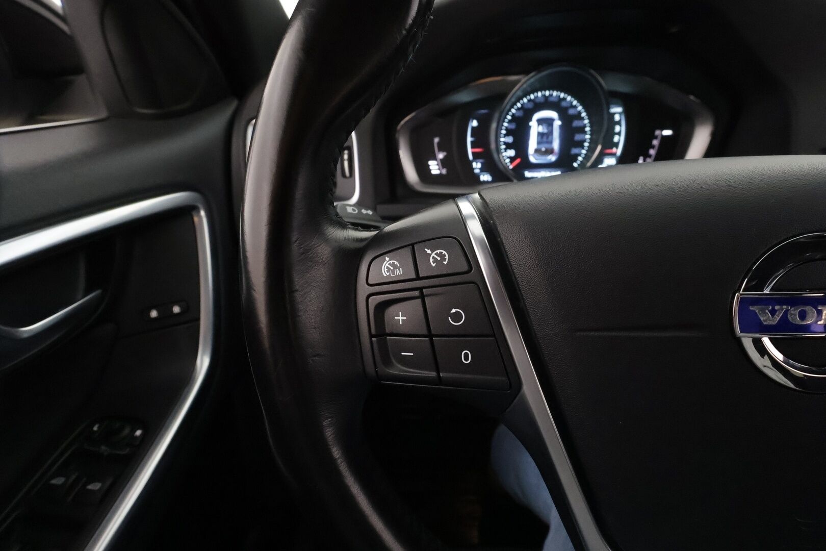 Volvo V60 2015 D4 Business aut * Webasto / Vakkari / Xenon / P.tutka / Bluetooth / Keyless * - Suomi-auto / Kahdet renkaat aluvanteilla