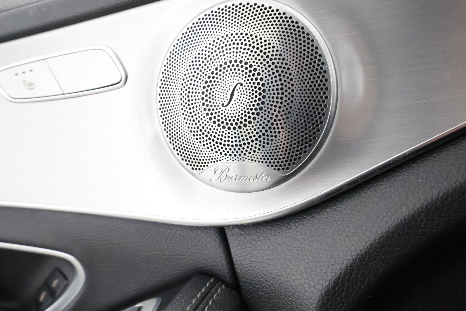 Mercedes-Benz C 2016 220 d T 4Matic A AMG Premium Edition * Webasto / Burmester / LED-High Perf / Koukku / P.tutkat / Sportnahat * - Kahdet renkaat aluvanteilla 