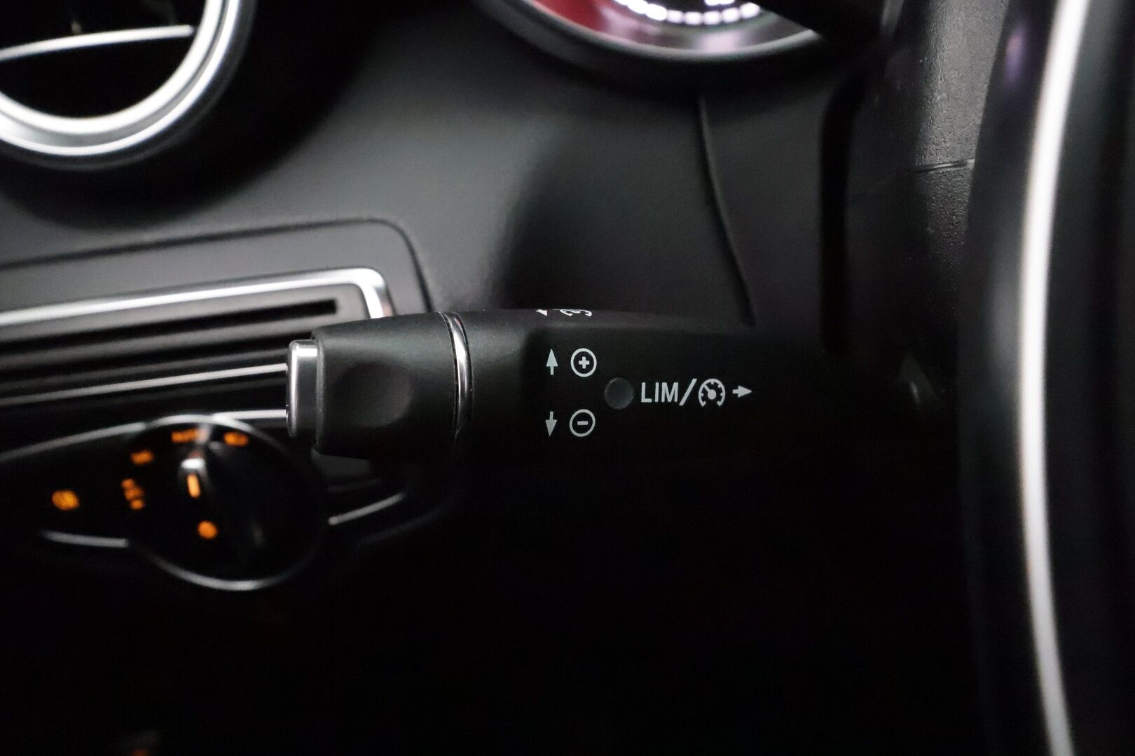 Mercedes-Benz C 2016 220 d T 4Matic A AMG Premium Edition * Webasto / Burmester / LED-High Perf / Koukku / P.tutkat / Sportnahat * - Kahdet renkaat aluvanteilla 