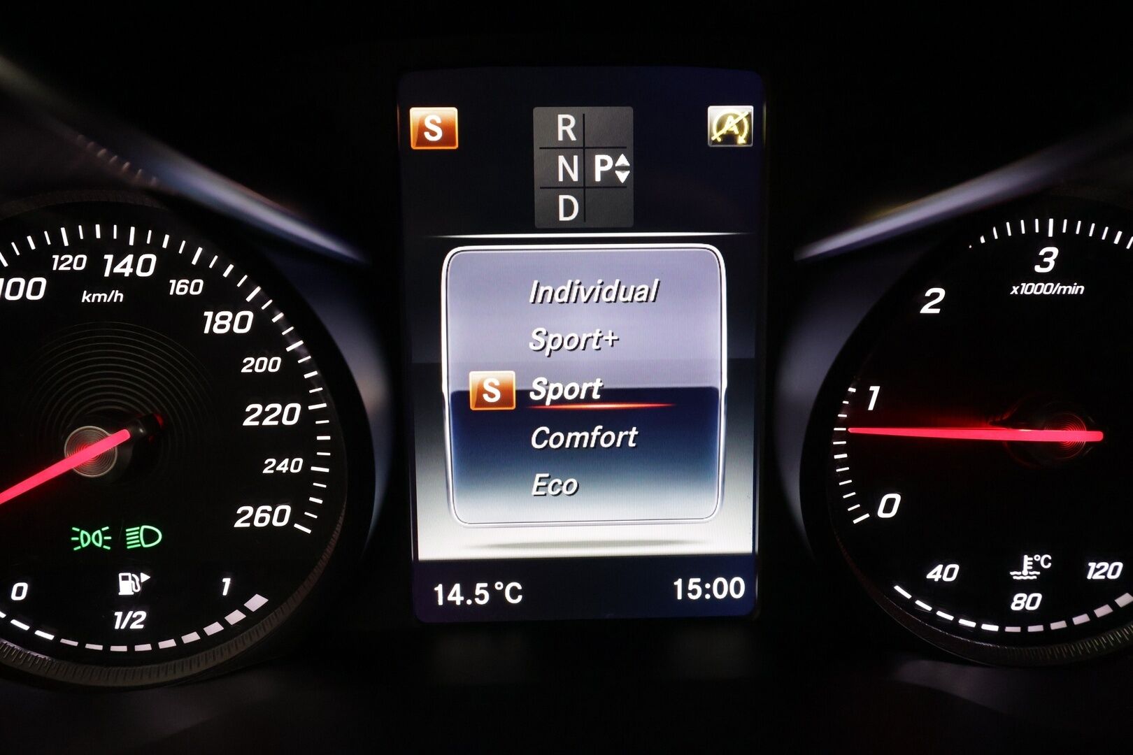 Mercedes-Benz C 2016 220 d T 4Matic A AMG Premium Edition * Webasto / Burmester / LED-High Perf / Koukku / P.tutkat / Sportnahat * - Kahdet renkaat aluvanteilla 