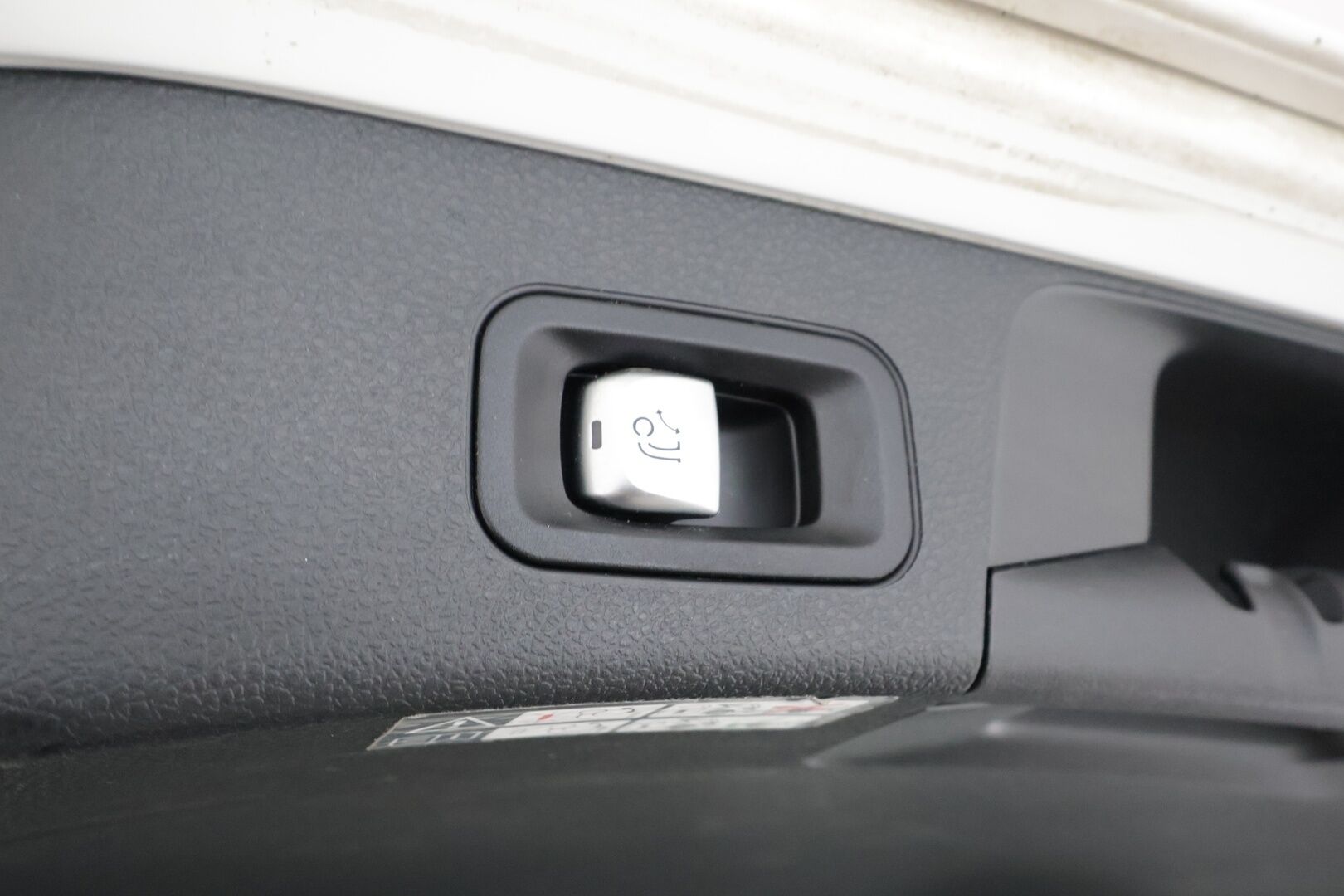 Mercedes-Benz C 2016 220 d T 4Matic A AMG Premium Edition * Webasto / Burmester / LED-High Perf / Koukku / P.tutkat / Sportnahat * - Kahdet renkaat aluvanteilla 