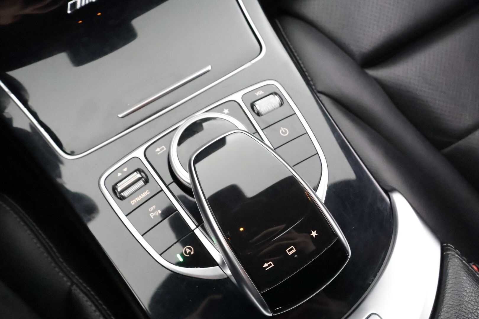 Mercedes-Benz C 2016 220 d T 4Matic A AMG Premium Edition * Webasto / Burmester / LED-High Perf / Koukku / P.tutkat / Sportnahat * - Kahdet renkaat aluvanteilla 