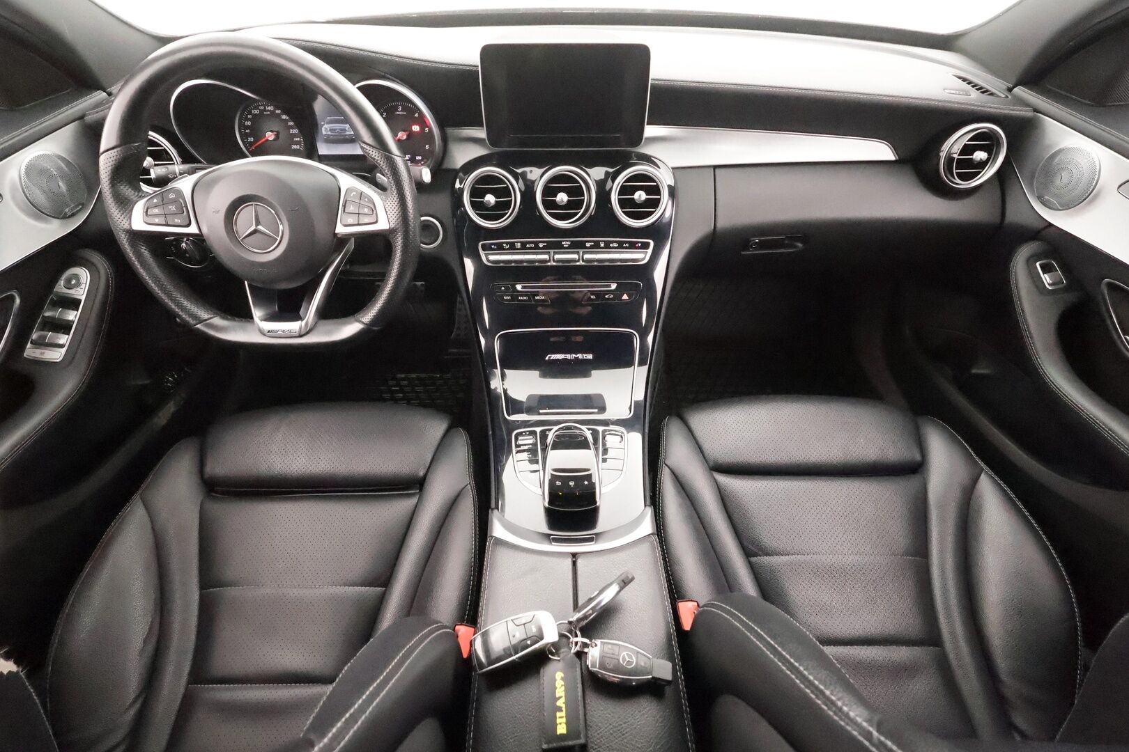 Mercedes-Benz C 2016 220 d T 4Matic A AMG Premium Edition * Webasto / Burmester / LED-High Perf / Koukku / P.tutkat / Sportnahat * - Kahdet renkaat aluvanteilla 