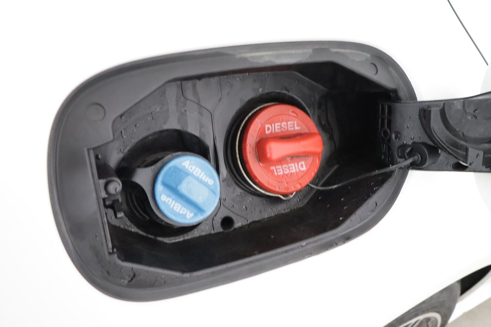 Mercedes-Benz C 2016 220 d T 4Matic A AMG Premium Edition * Webasto / Burmester / LED-High Perf / Koukku / P.tutkat / Sportnahat * - Kahdet renkaat aluvanteilla 