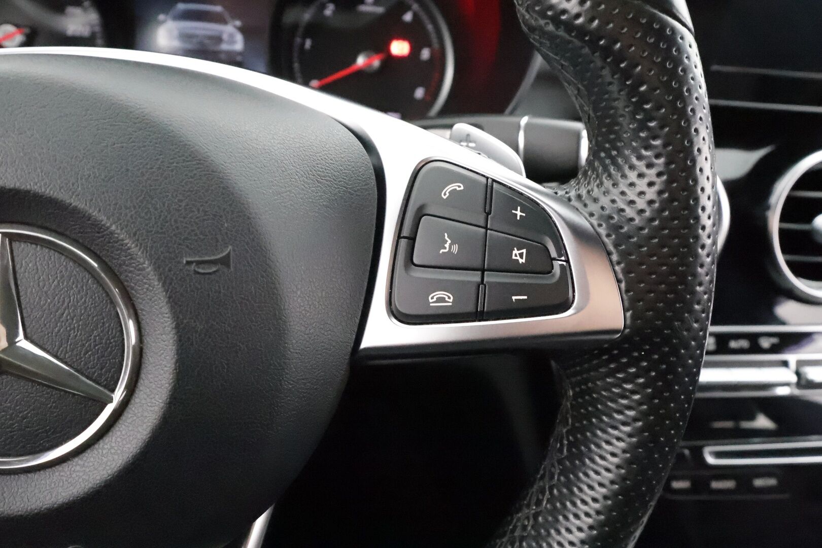 Mercedes-Benz C 2016 220 d T 4Matic A AMG Premium Edition * Webasto / Burmester / LED-High Perf / Koukku / P.tutkat / Sportnahat * - Kahdet renkaat aluvanteilla 