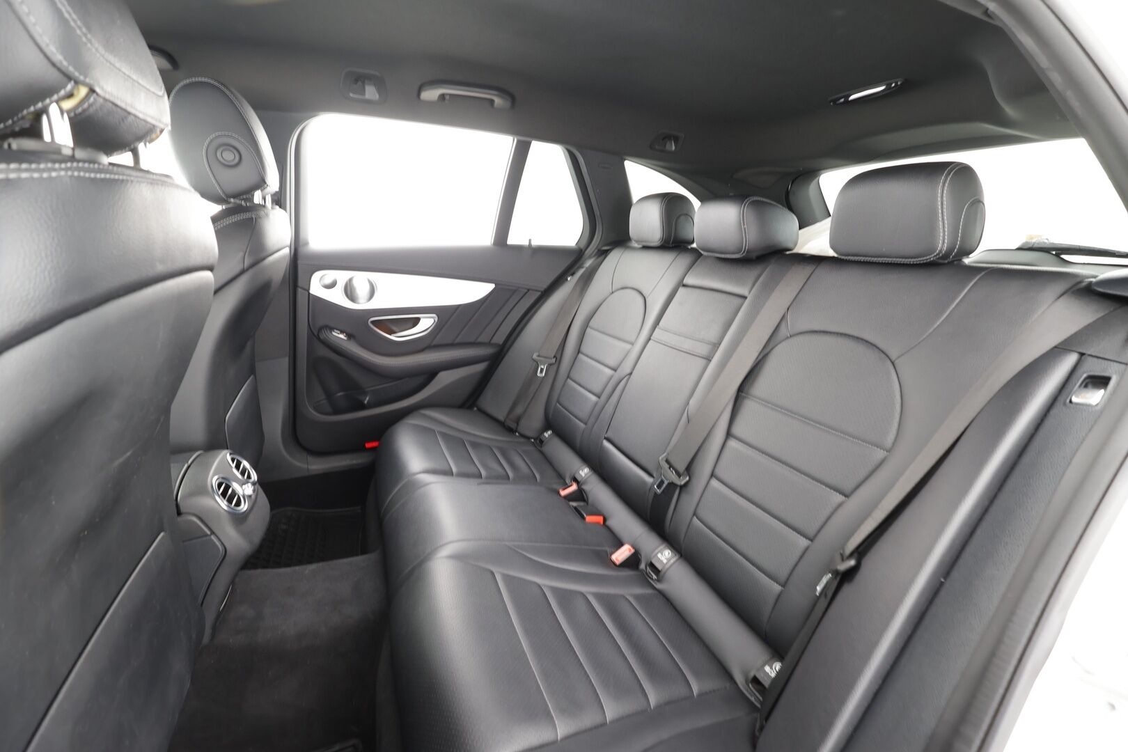 Mercedes-Benz C 2016 220 d T 4Matic A AMG Premium Edition * Webasto / Burmester / LED-High Perf / Koukku / P.tutkat / Sportnahat * - Kahdet renkaat aluvanteilla 