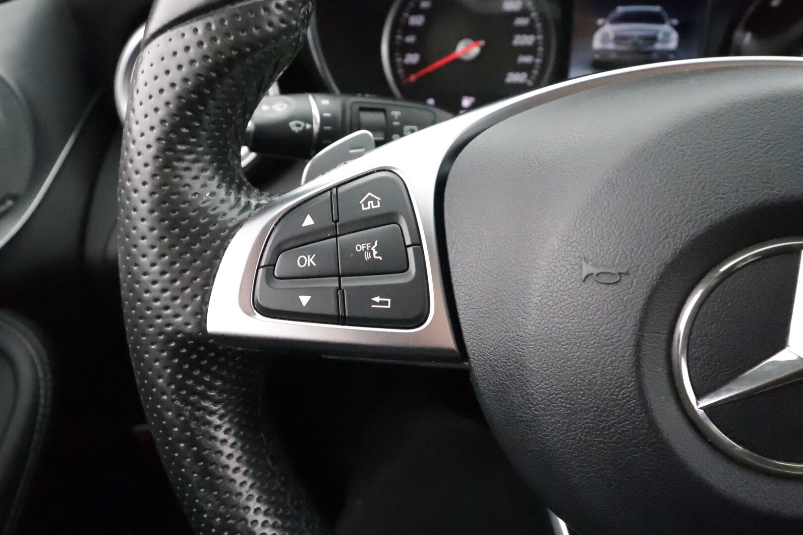 Mercedes-Benz C 2016 220 d T 4Matic A AMG Premium Edition * Webasto / Burmester / LED-High Perf / Koukku / P.tutkat / Sportnahat * - Kahdet renkaat aluvanteilla 