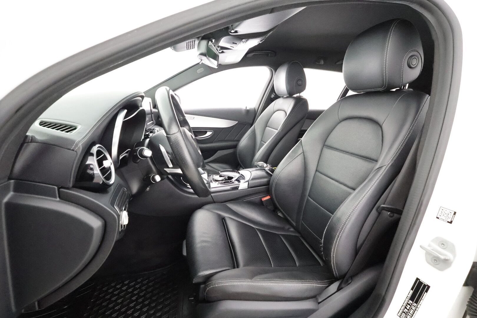 Mercedes-Benz C 2016 220 d T 4Matic A AMG Premium Edition * Webasto / Burmester / LED-High Perf / Koukku / P.tutkat / Sportnahat * - Kahdet renkaat aluvanteilla 