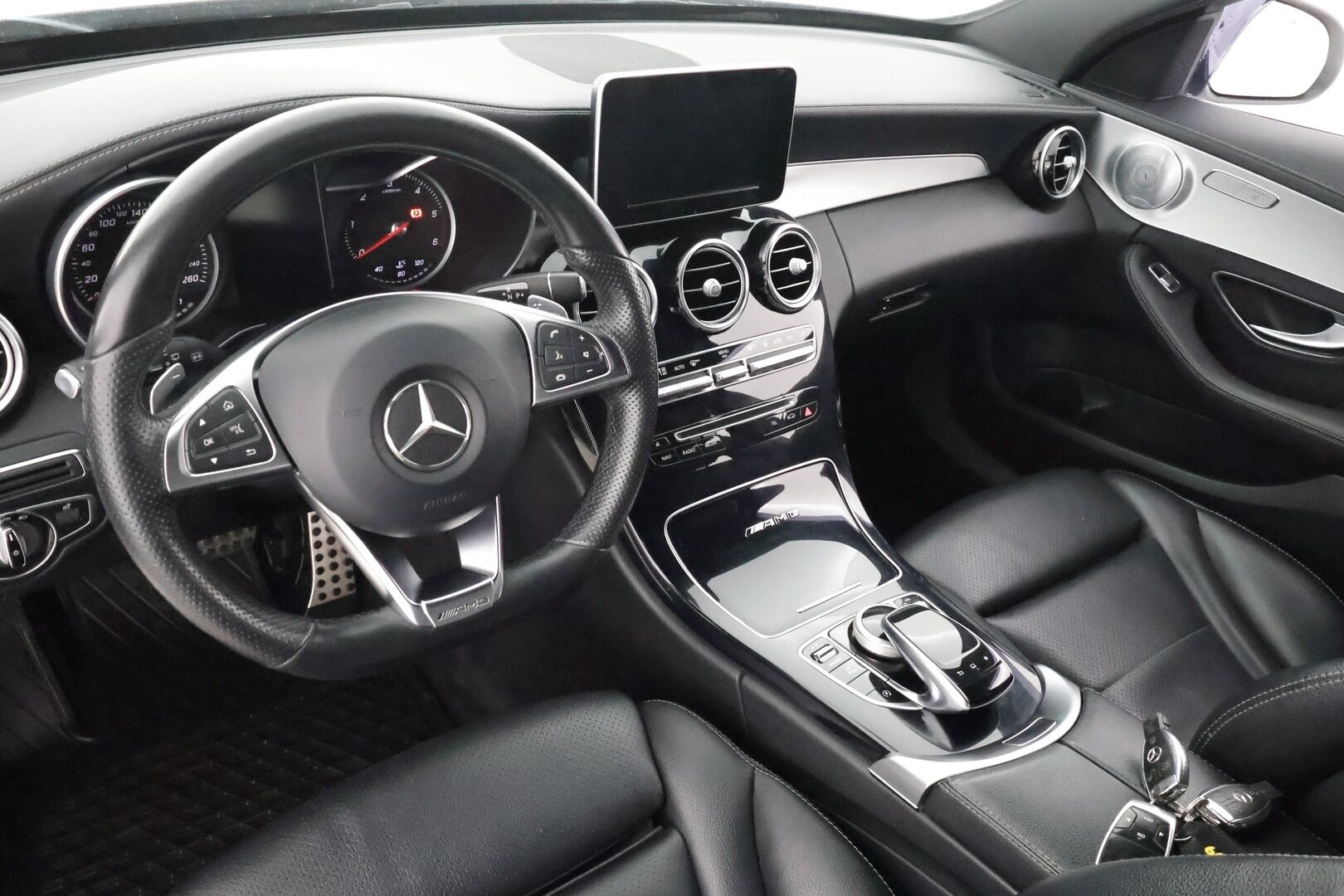 Mercedes-Benz C 2016 220 d T 4Matic A AMG Premium Edition * Webasto / Burmester / LED-High Perf / Koukku / P.tutkat / Sportnahat * - Kahdet renkaat aluvanteilla 