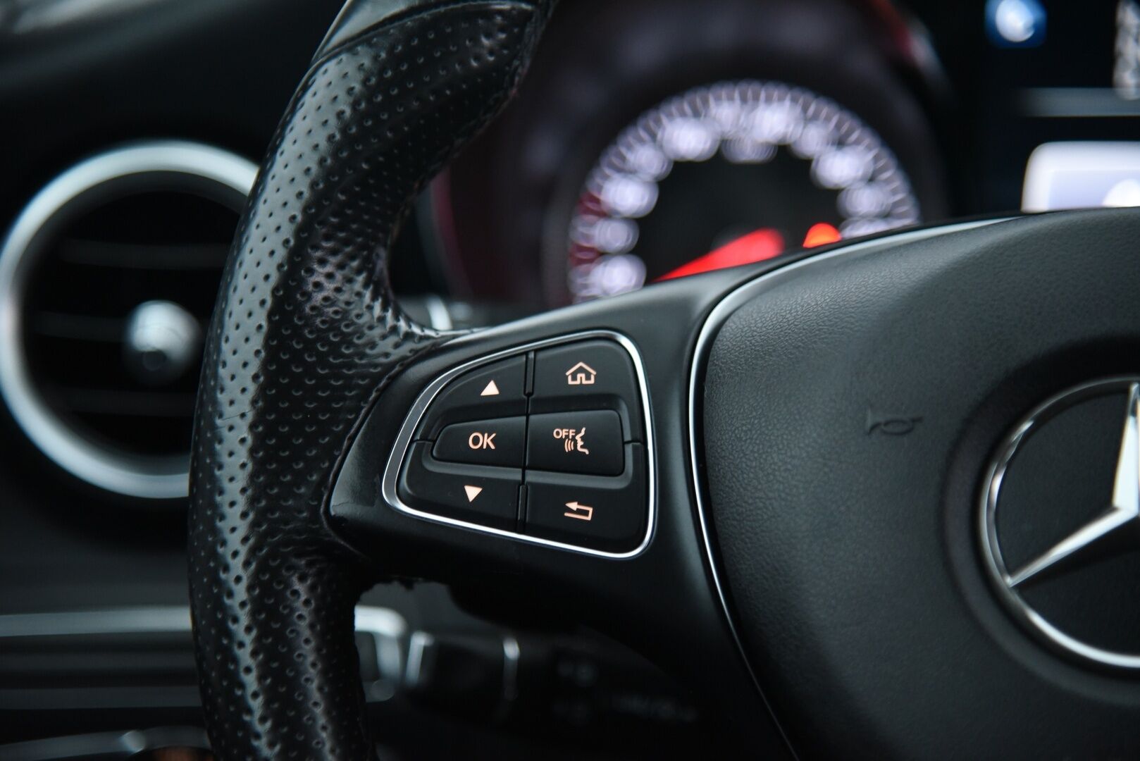 Mercedes-Benz C 2015 200 A Premium Business / P-Tutkat / Lohko + sis pistoke / Suomi-Auto / Rattivaihteet! - Huipputehokkaat ILS LED Ajovalot / Uudet kesärenkaat!
