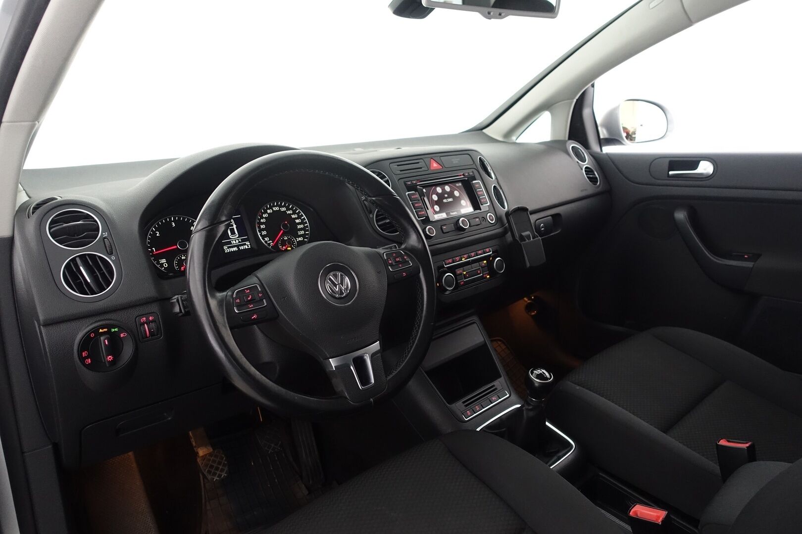 Volkswagen Golf Plus 2011 Comfortline 1,6 TDI 77 kW (105 hv) BlueMotion Technology - | 2-Om. | Suomessa Sama Omistaja 2014 vuodesta | Lohko +Sisä | Sähkölasit | Vakkari | P.Tutkat | Bluetooth  | 2x renkaat vanteineen | Ei AdBlue | 