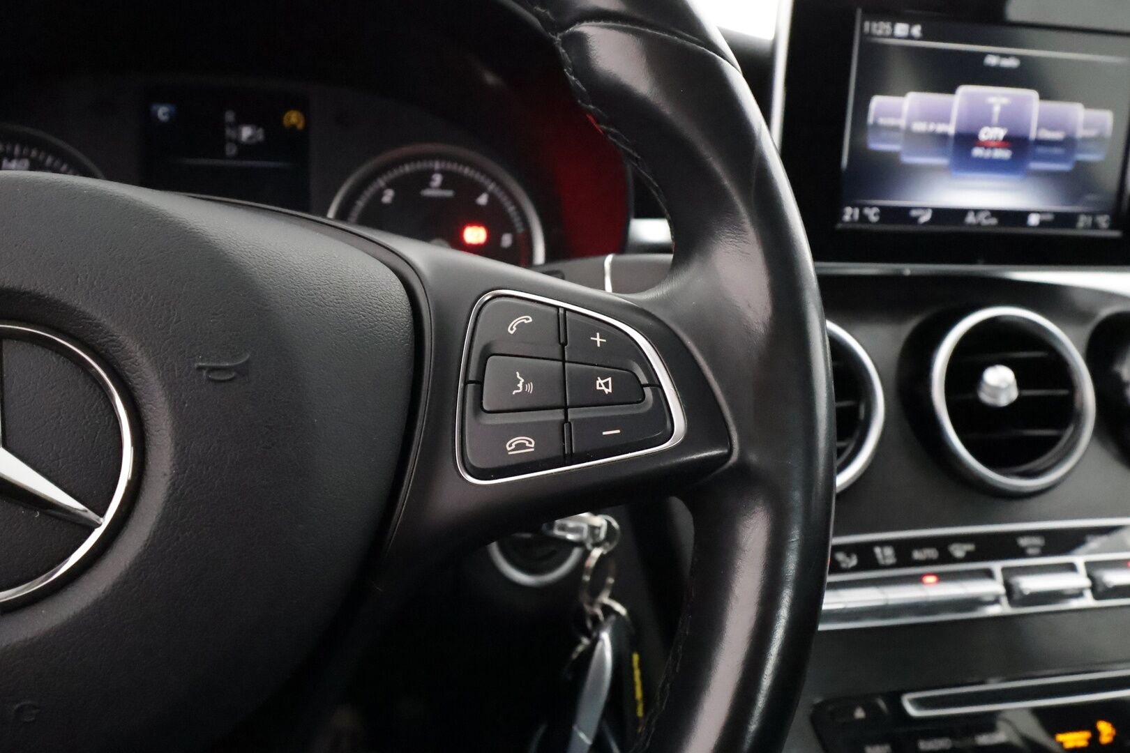 Mercedes-Benz C 2015 220 BlueTec A Premium Business - Suomiauto | Webasto | ILS LED | Vakkari | Sähköpenkit | Peruutustutkat | Sporttipenkit | 2x Renkaat Aluvantein!
