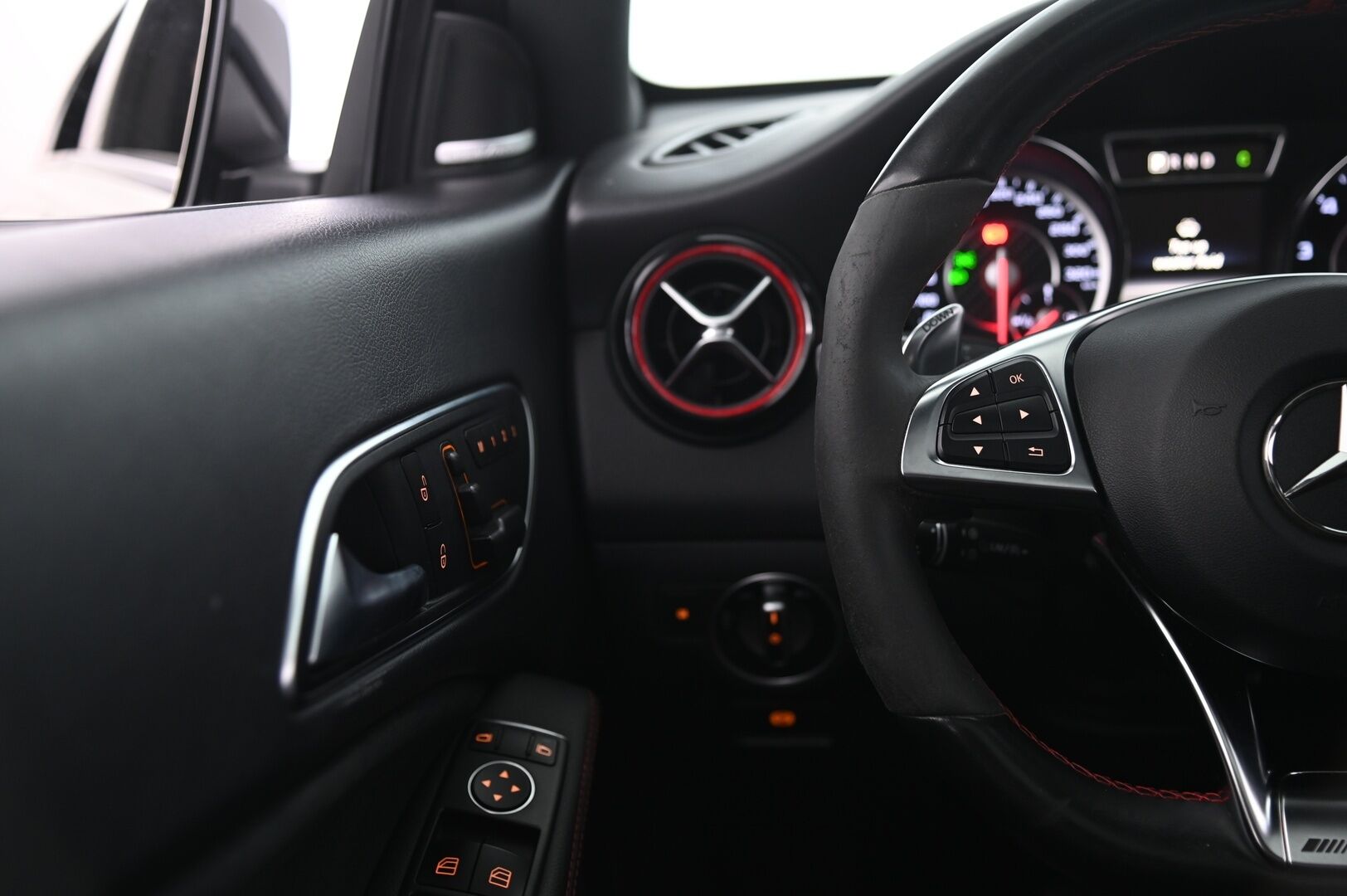 Mercedes-Benz CLA 45 AMG 2015 4Matic A Shooting Brake - Performance penkit & Putkisto | DTR Pro | Harman&Kardon | Panorama | Muistipenkit | Polar silver-magno Erikoisväri! | Night-paketti | Navi | P*Kamera | Suomi-auto | 2X renkaat&vanteet