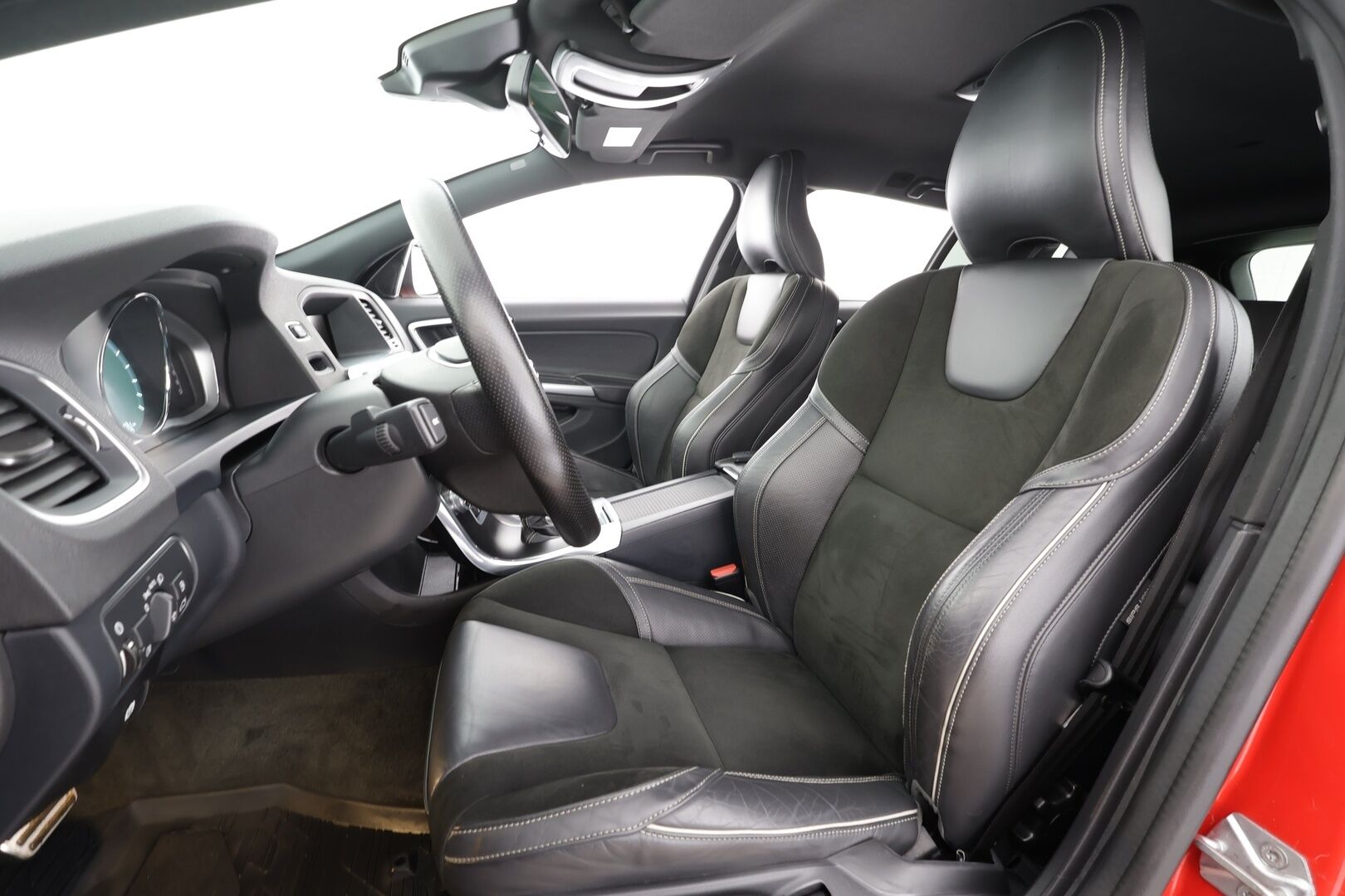 Volvo V60 2016 T3 Business R-Design aut * Vakkari / P.tutka / Webasto / Ratinlämmitin / Digimittaristo / Sporttipenkit * - Suomi-auto / Kahdet renkaat aluvanteilla - HULLU BLACKWEEK KORKOTARJOUS 2,49%