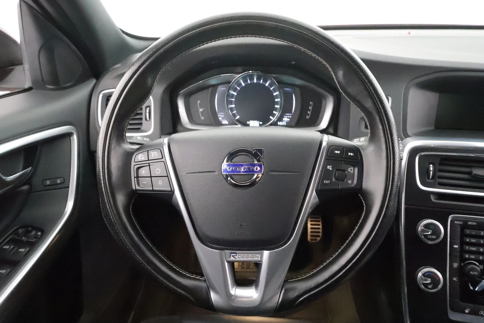 Volvo V60 2016 T3 Business R-Design aut * Vakkari / P.tutka / Webasto / Ratinlämmitin / Digimittaristo / Sporttipenkit * - Suomi-auto / Kahdet renkaat aluvanteilla - HULLU BLACKWEEK KORKOTARJOUS 2,49%