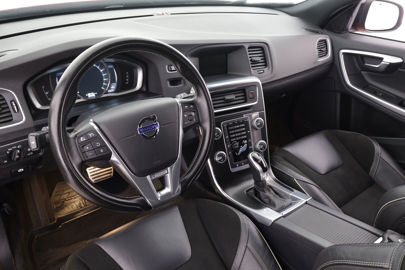 Volvo V60 2016 T3 Business R-Design aut * Vakkari / P.tutka / Webasto / Ratinlämmitin / Digimittaristo / Sporttipenkit * - Suomi-auto / Kahdet renkaat aluvanteilla - HULLU BLACKWEEK KORKOTARJOUS 2,49%