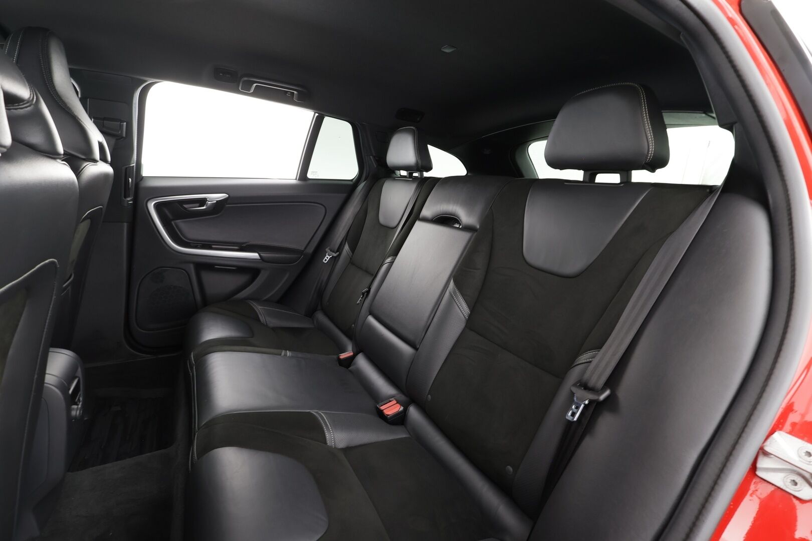 Volvo V60 2016 T3 Business R-Design aut * Vakkari / P.tutka / Webasto / Ratinlämmitin / Digimittaristo / Sporttipenkit * - Suomi-auto / Kahdet renkaat aluvanteilla - HULLU BLACKWEEK KORKOTARJOUS 2,49%