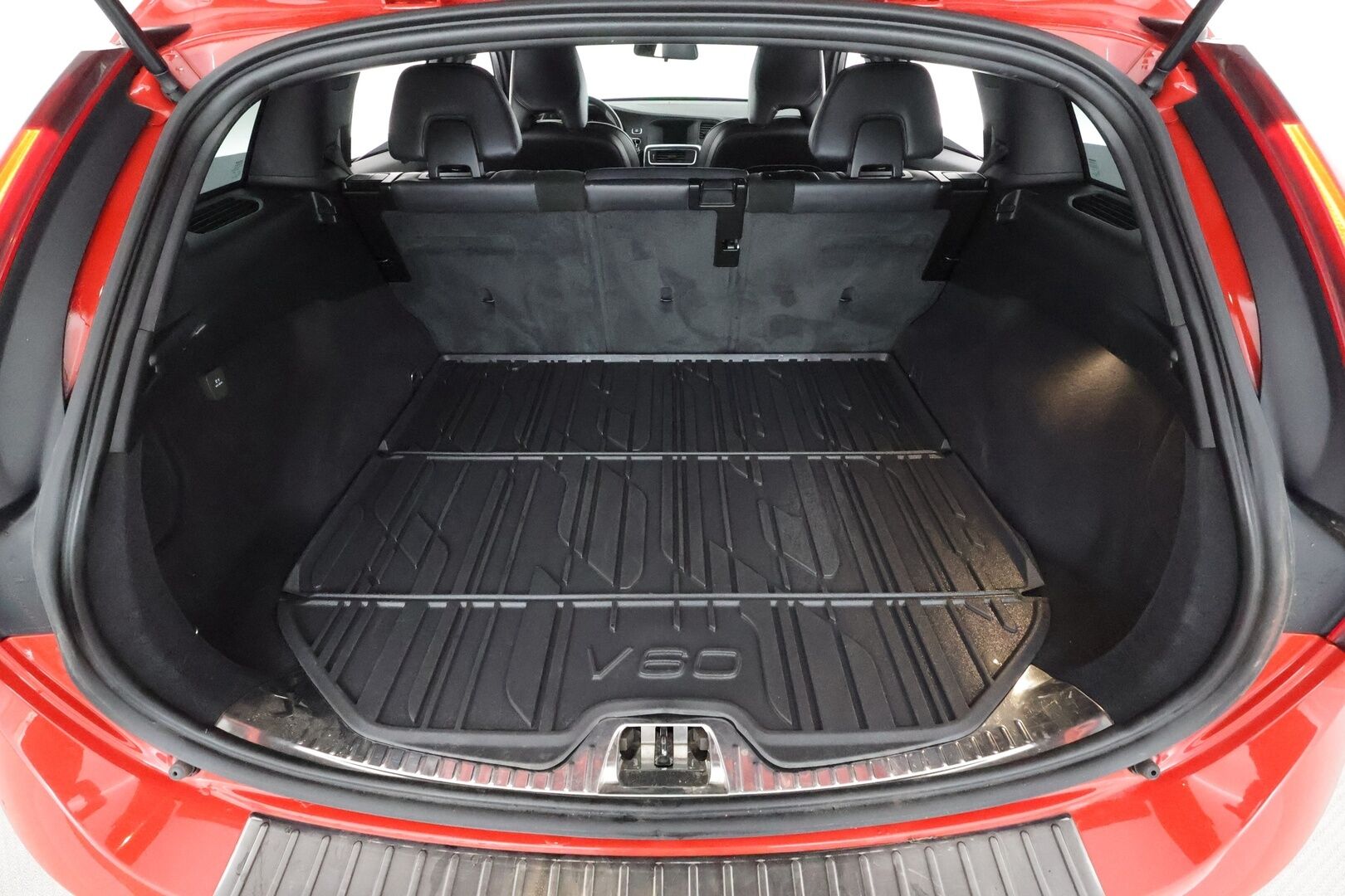 Volvo V60 2016 T3 Business R-Design aut * Vakkari / P.tutka / Webasto / Ratinlämmitin / Digimittaristo / Sporttipenkit * - Suomi-auto / Kahdet renkaat aluvanteilla - HULLU BLACKWEEK KORKOTARJOUS 2,49%