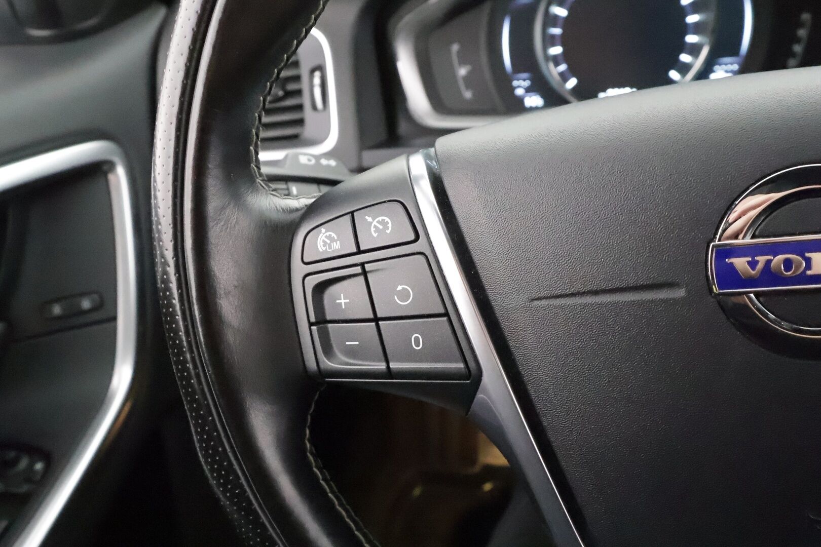 Volvo V60 2016 T3 Business R-Design aut * Vakkari / P.tutka / Webasto / Ratinlämmitin / Digimittaristo / Sporttipenkit * - Suomi-auto / Kahdet renkaat aluvanteilla - HULLU BLACKWEEK KORKOTARJOUS 2,49%