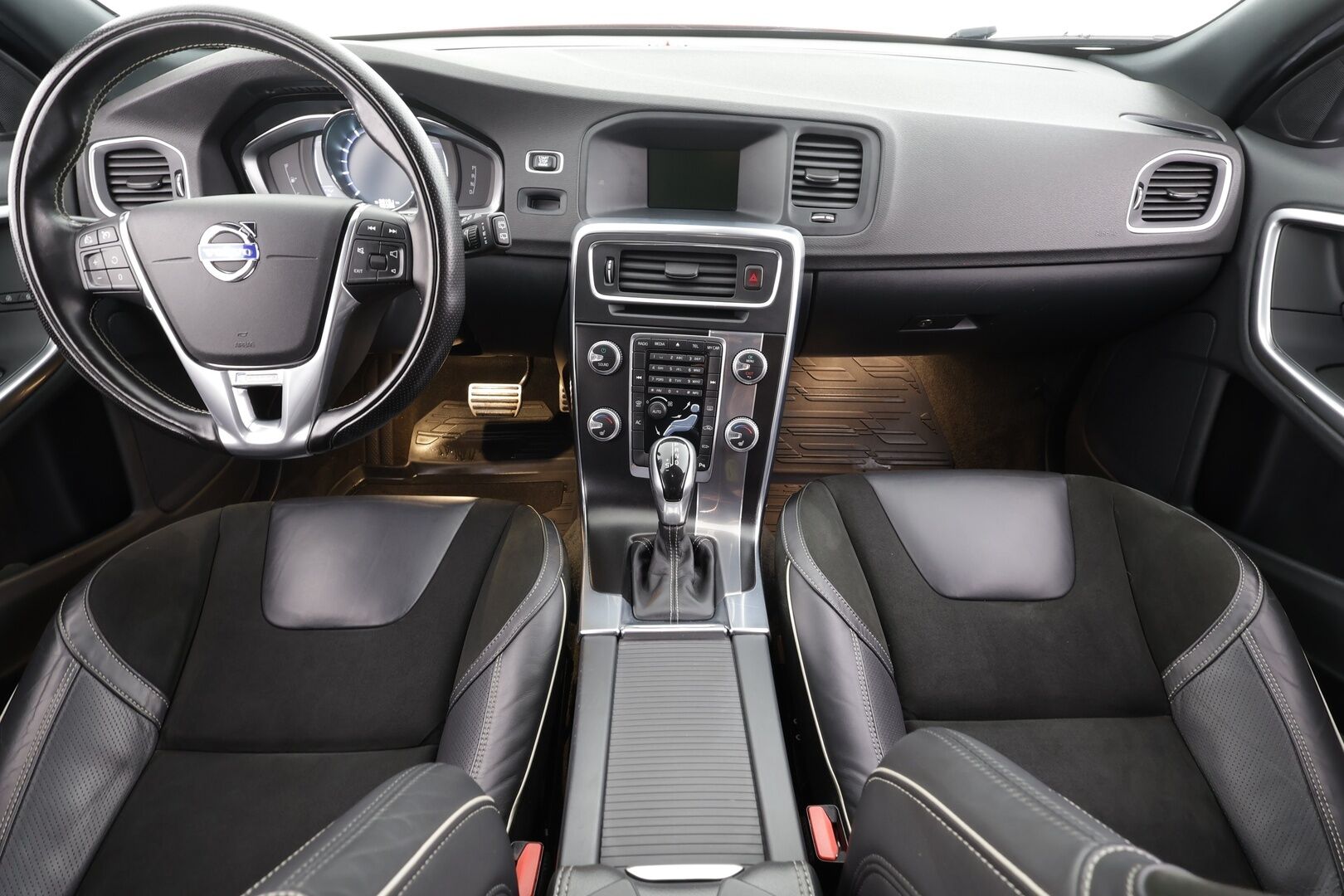 Volvo V60 2016 T3 Business R-Design aut * Vakkari / P.tutka / Webasto / Ratinlämmitin / Digimittaristo / Sporttipenkit * - Suomi-auto / Kahdet renkaat aluvanteilla - HULLU BLACKWEEK KORKOTARJOUS 2,49%