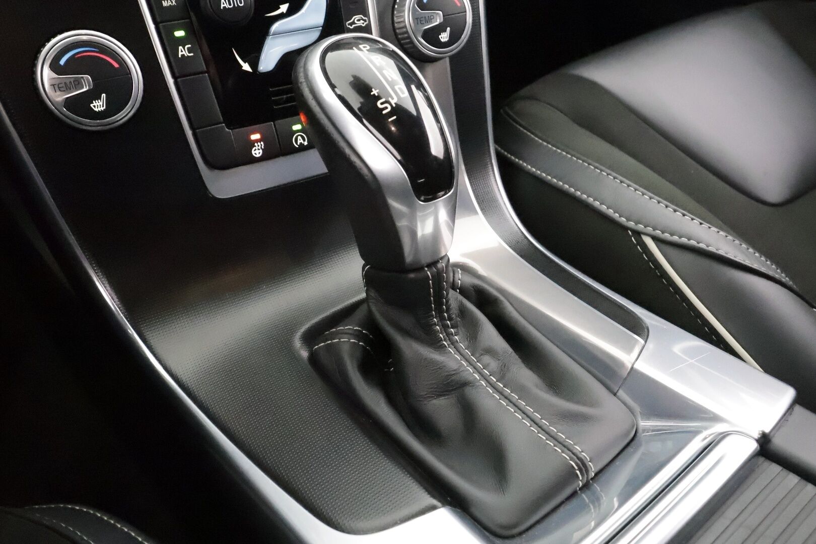 Volvo V60 2016 T3 Business R-Design aut * Vakkari / P.tutka / Webasto / Ratinlämmitin / Digimittaristo / Sporttipenkit * - Suomi-auto / Kahdet renkaat aluvanteilla - HULLU BLACKWEEK KORKOTARJOUS 2,49%