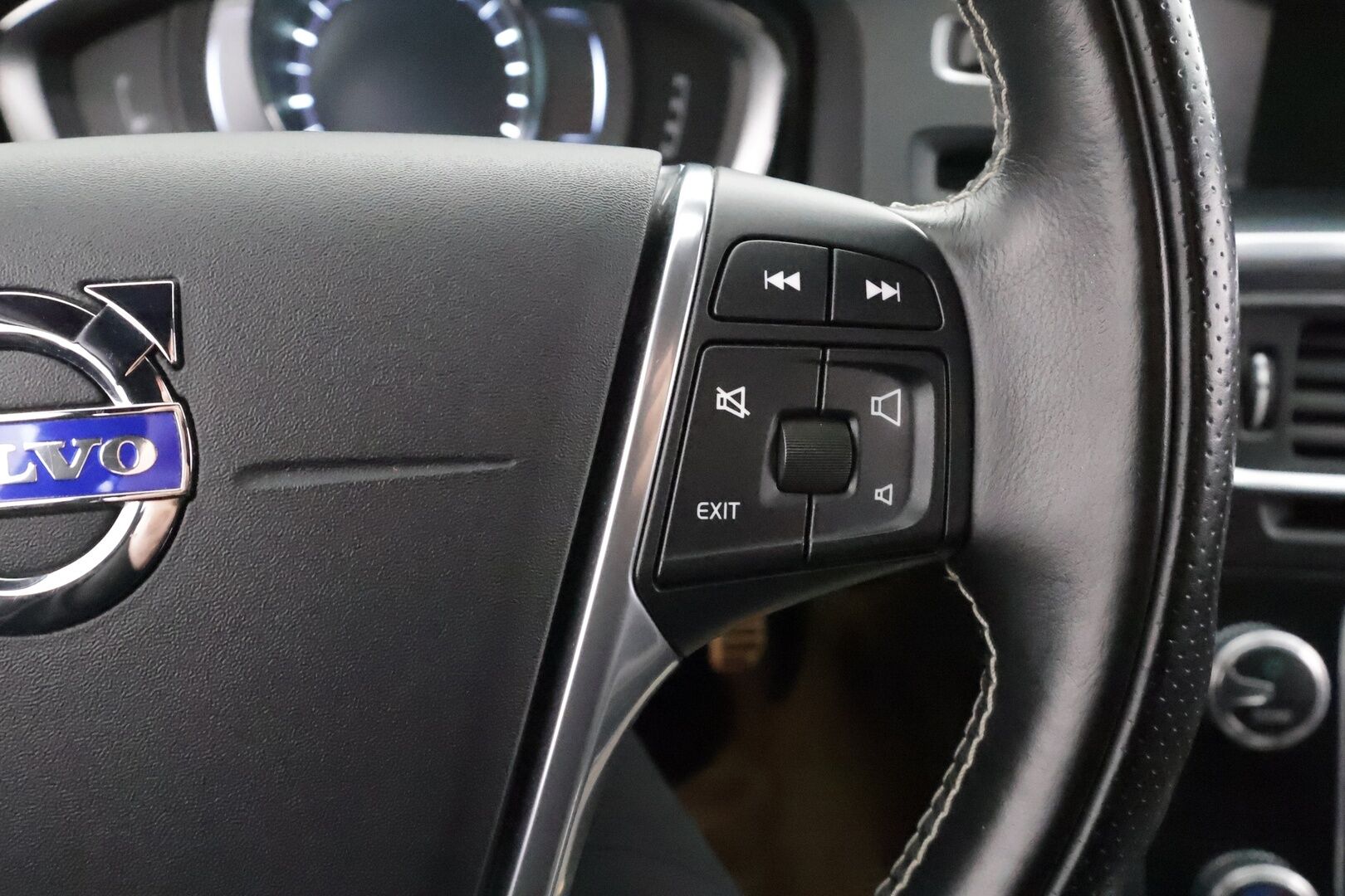 Volvo V60 2016 T3 Business R-Design aut * Vakkari / P.tutka / Webasto / Ratinlämmitin / Digimittaristo / Sporttipenkit * - Suomi-auto / Kahdet renkaat aluvanteilla - HULLU BLACKWEEK KORKOTARJOUS 2,49%