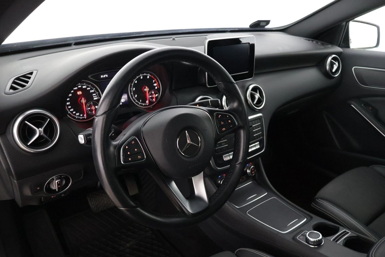 Mercedes-Benz A 2016 180 A Premium Business * LED / P-kamera / Vakkari / Lohkolämmitin * - Siistissä kunnossa oleva Mersu maltillisilla kilometreillä!