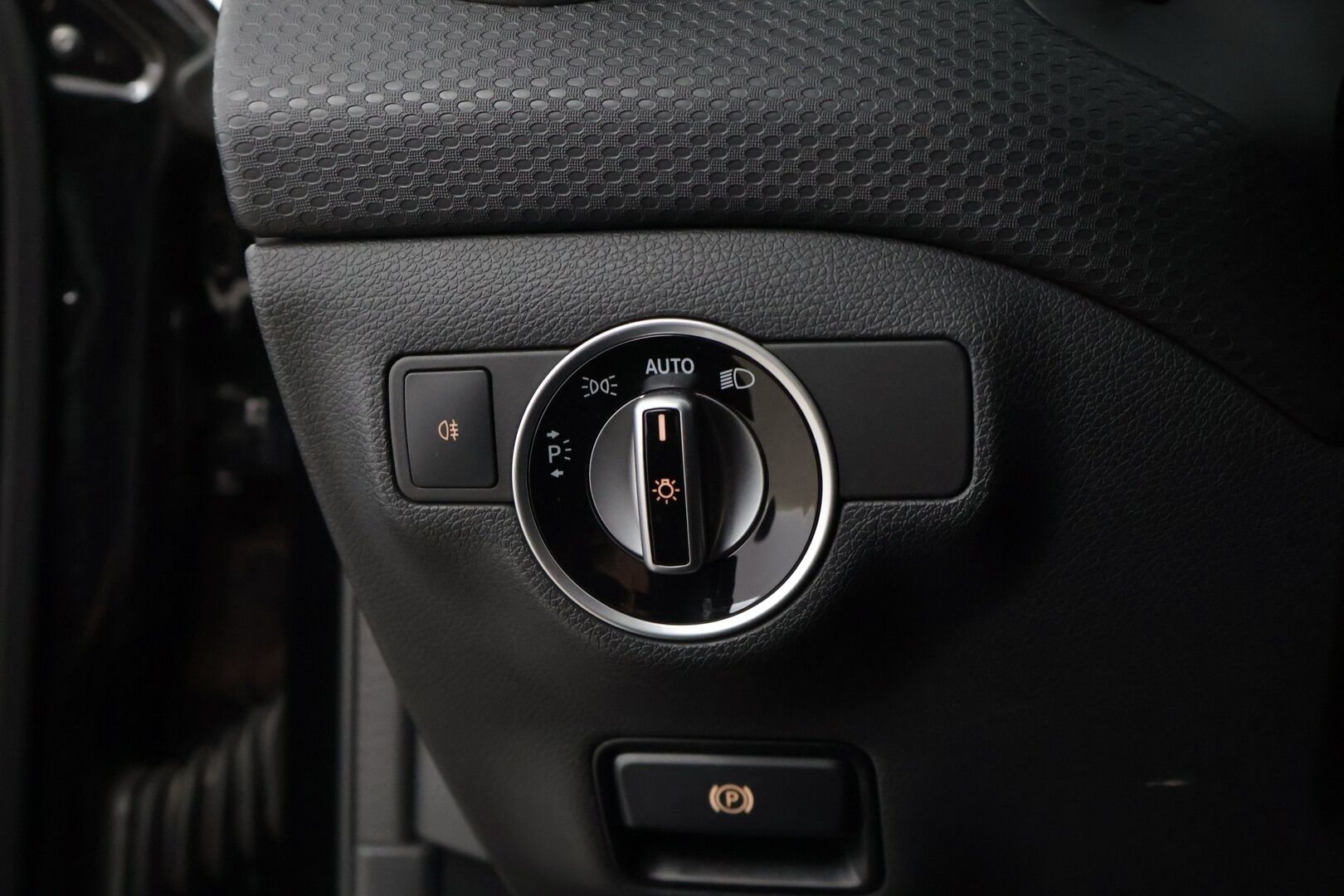 Mercedes-Benz A 2016 180 A Premium Business * LED / P-kamera / Vakkari / Lohkolämmitin * - Siistissä kunnossa oleva Mersu maltillisilla kilometreillä!