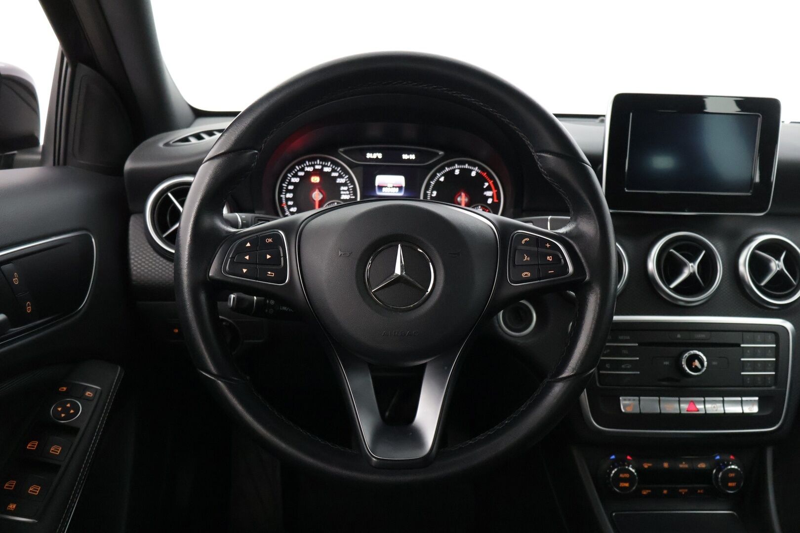 Mercedes-Benz A 2016 180 A Premium Business * LED / P-kamera / Vakkari / Lohkolämmitin * - Siistissä kunnossa oleva Mersu maltillisilla kilometreillä!