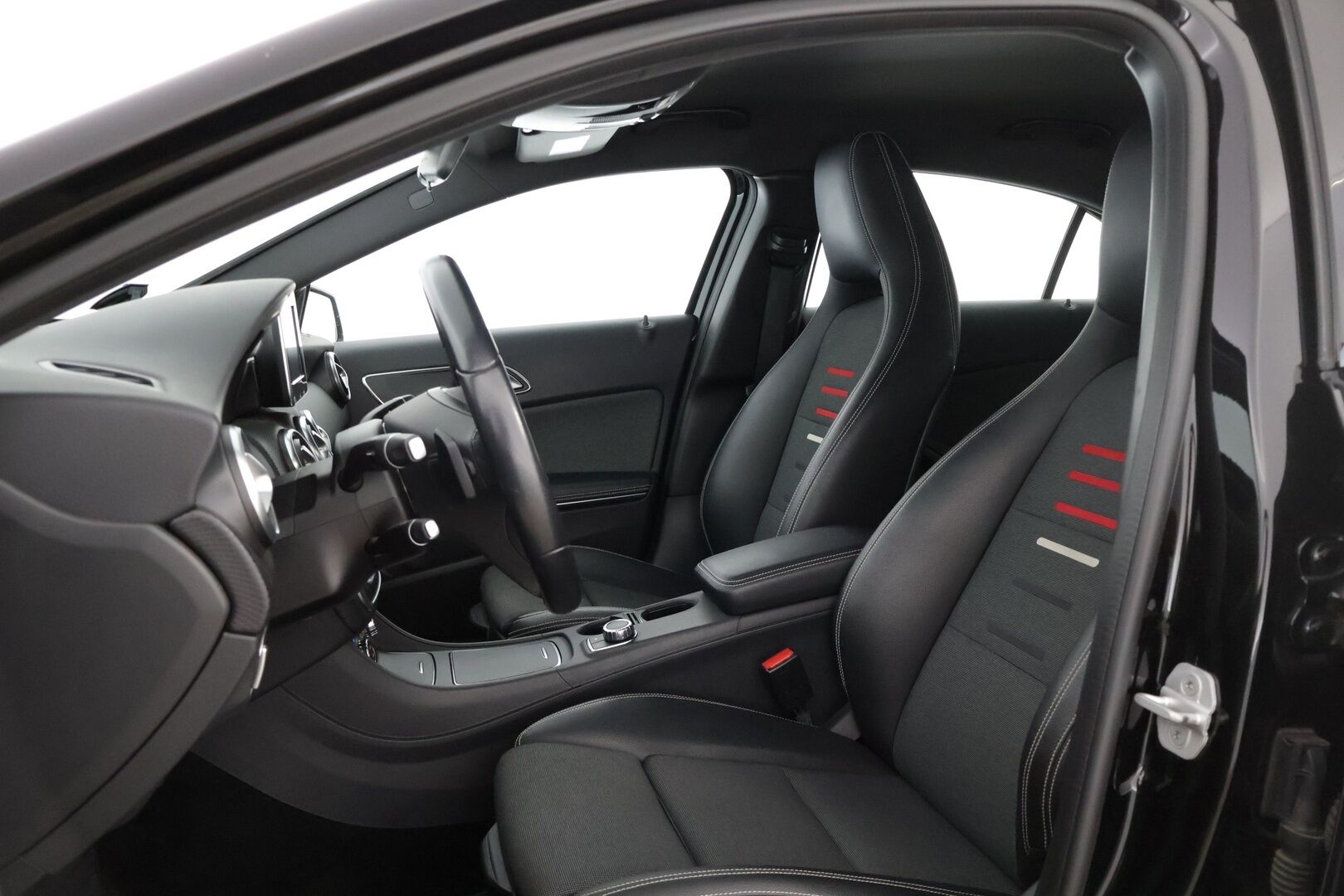 Mercedes-Benz A 2016 180 A Premium Business * LED / P-kamera / Vakkari / Lohkolämmitin * - Siistissä kunnossa oleva Mersu maltillisilla kilometreillä!