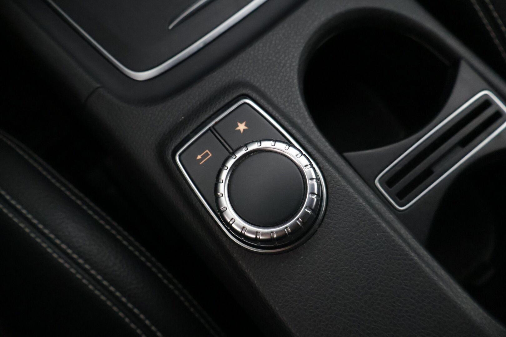 Mercedes-Benz A 2016 180 A Premium Business * LED / P-kamera / Vakkari / Lohkolämmitin * - Siistissä kunnossa oleva Mersu maltillisilla kilometreillä!