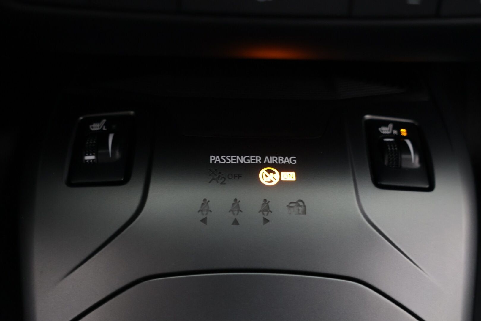 Toyota Avensis 2016 1,6 D-4D Active Sedan - | Webasto | Peruutuskamera | Ilmastointi | LED | Vetokoukku | Vakionopeudensäädin |