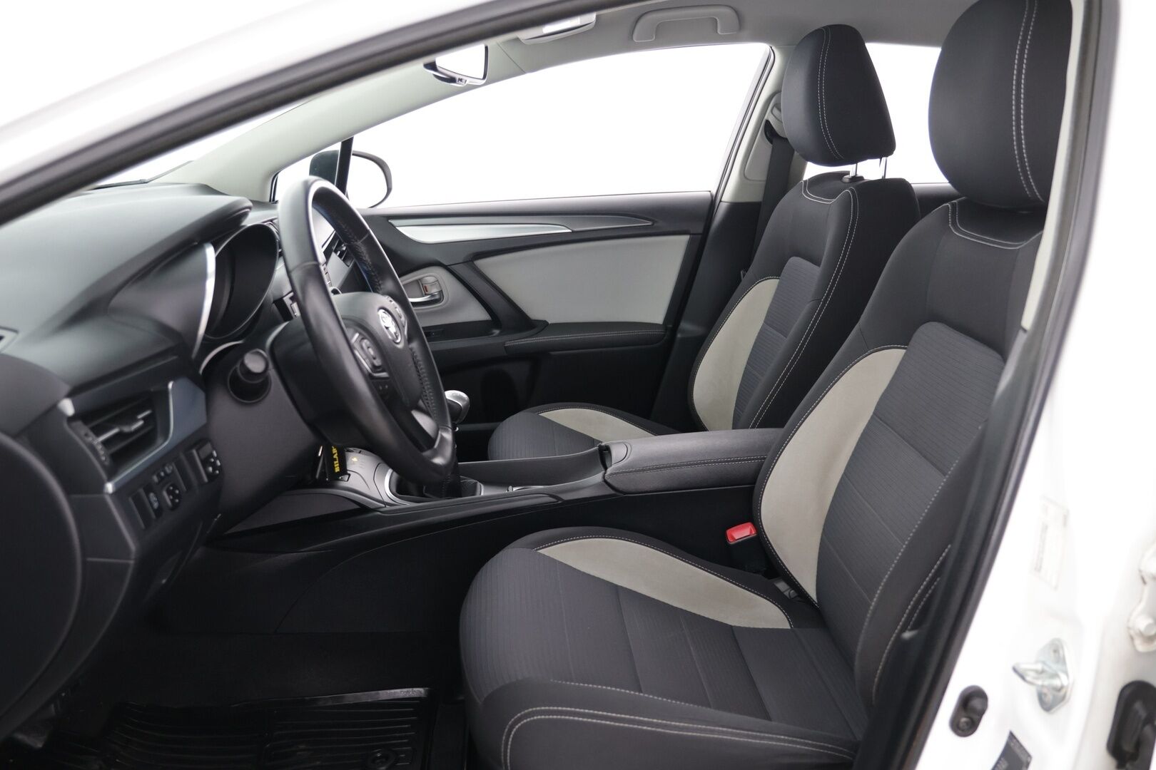 Toyota Avensis 2016 1,6 D-4D Active Sedan - | Webasto | Peruutuskamera | Ilmastointi | LED | Vetokoukku | Vakionopeudensäädin |