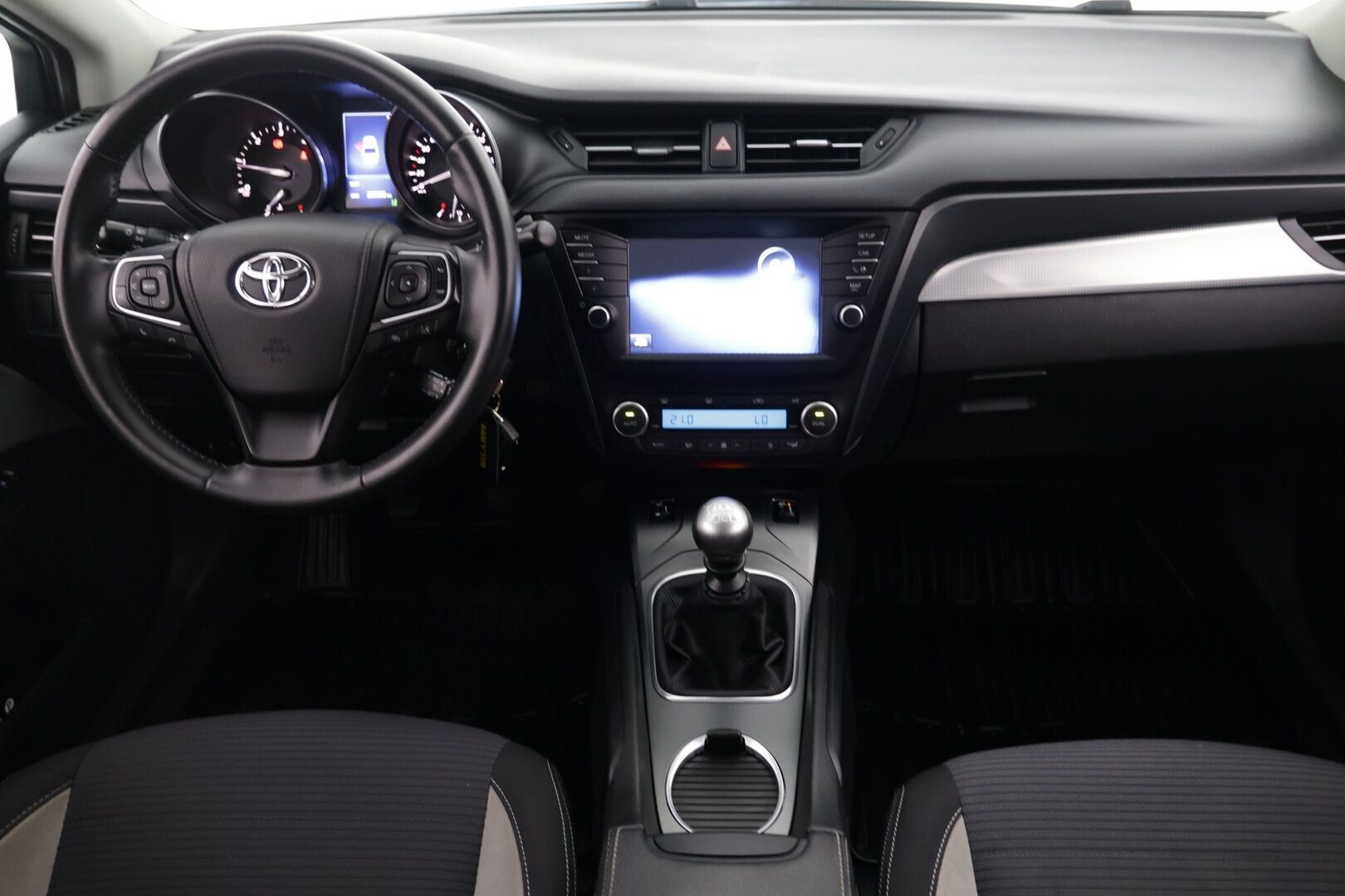 Toyota Avensis 2016 1,6 D-4D Active Sedan - | Webasto | Peruutuskamera | Ilmastointi | LED | Vetokoukku | Vakionopeudensäädin |