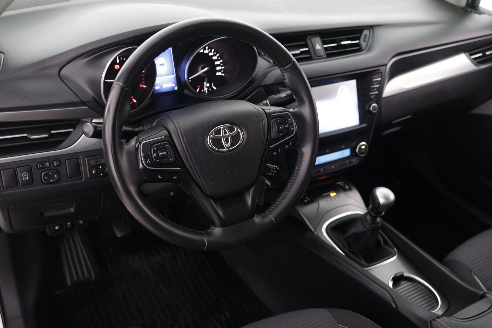 Toyota Avensis 2016 1,6 D-4D Active Sedan - | Webasto | Peruutuskamera | Ilmastointi | LED | Vetokoukku | Vakionopeudensäädin |