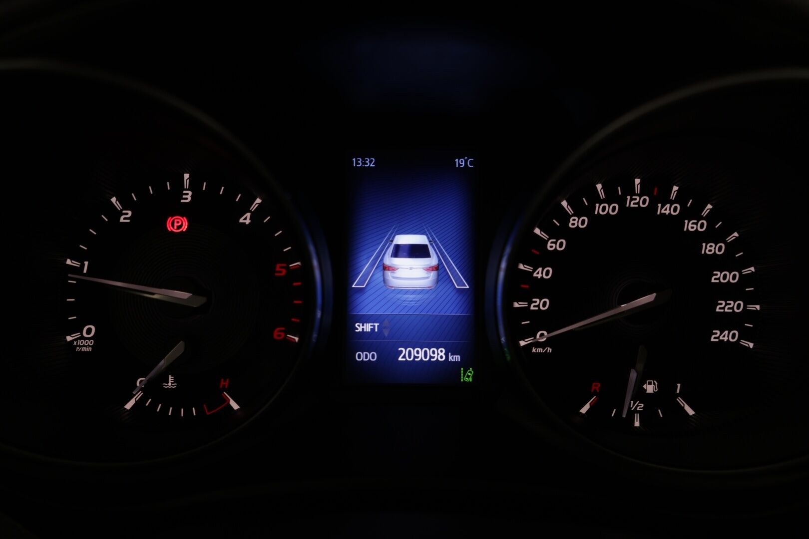 Toyota Avensis 2016 1,6 D-4D Active Sedan - | Webasto | Peruutuskamera | Ilmastointi | LED | Vetokoukku | Vakionopeudensäädin |