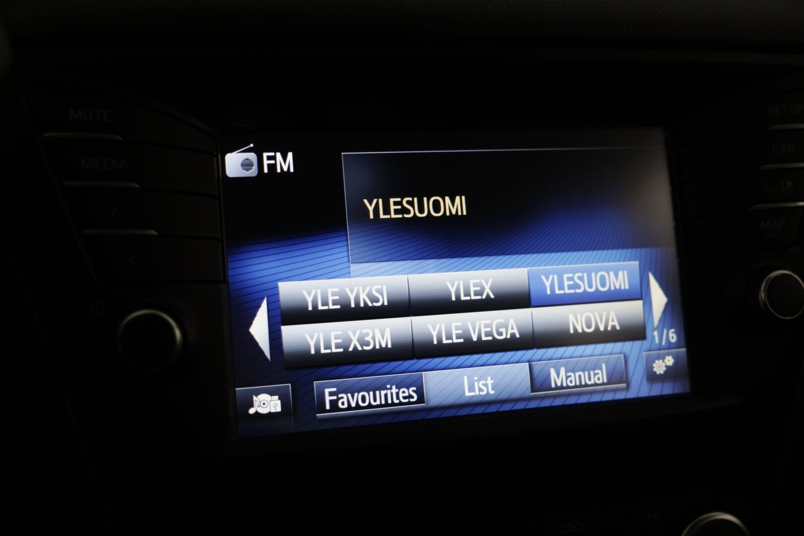 Toyota Avensis 2016 1,6 D-4D Active Sedan - | Webasto | Peruutuskamera | Ilmastointi | LED | Vetokoukku | Vakionopeudensäädin |