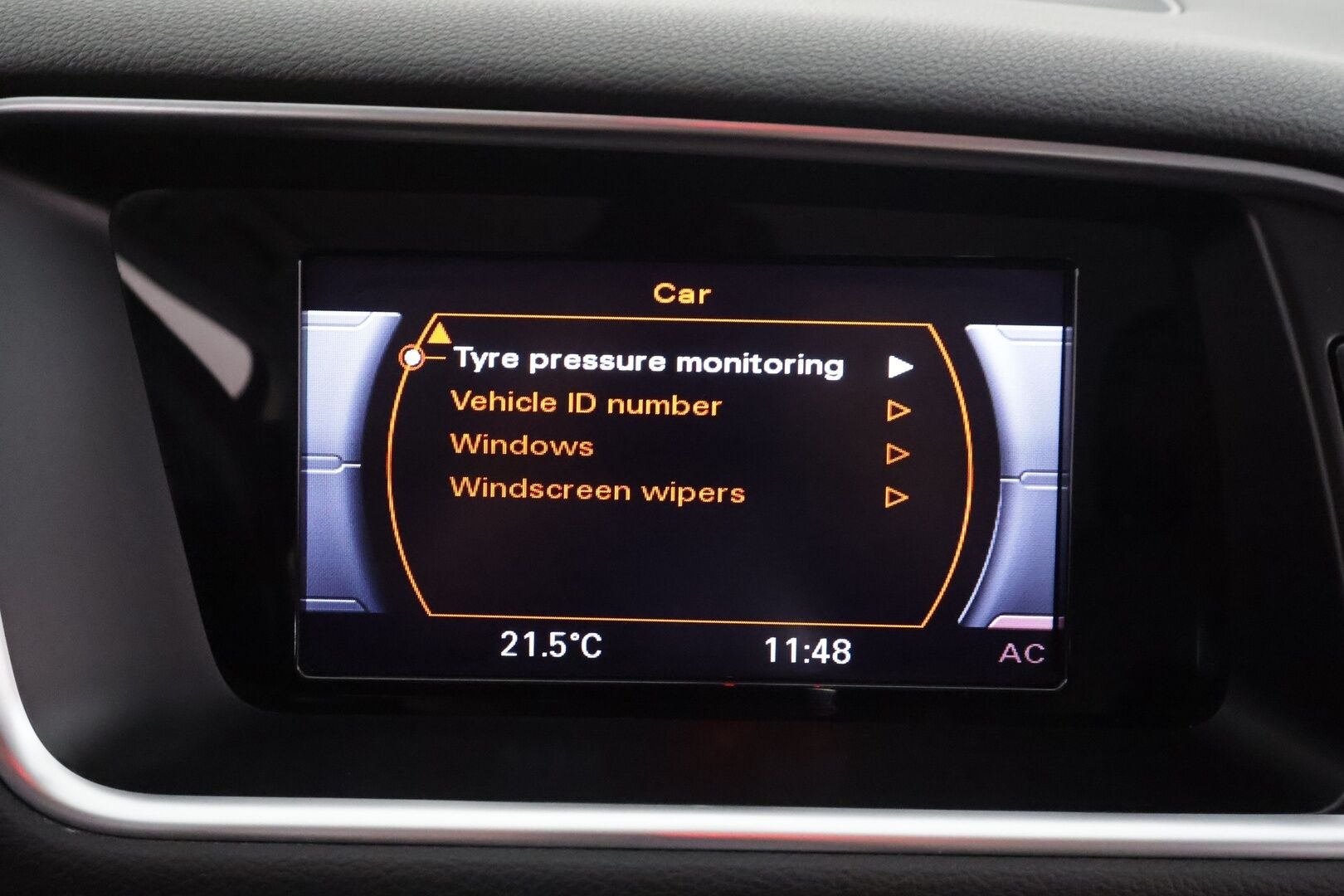 Audi Q5 2017 Offroad Land of quattro Edition 2,0 TDI 140 kW quattro S tronic * Webasto / Koukku / Vakkari / Sporttipenkit * - Suomi-auto / Kahdet renkaat aluvanteilla / Juuri katsastettu