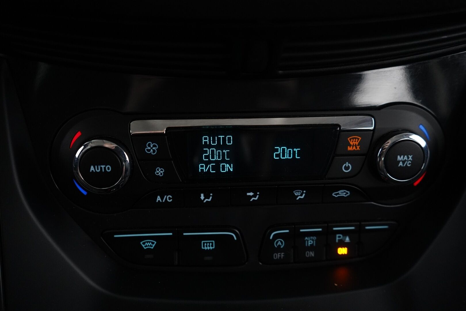 Ford Kuga 2016 2,0 TDCi 180 hv PowerShift AWD A6 Titanium Business 5-ovinen * Lohko / Vakkari / Keyless / P.Kamera / Tutkat * - Suomi-auto / Kahdet renkaat alumiinivantein / Juuri katsastettu