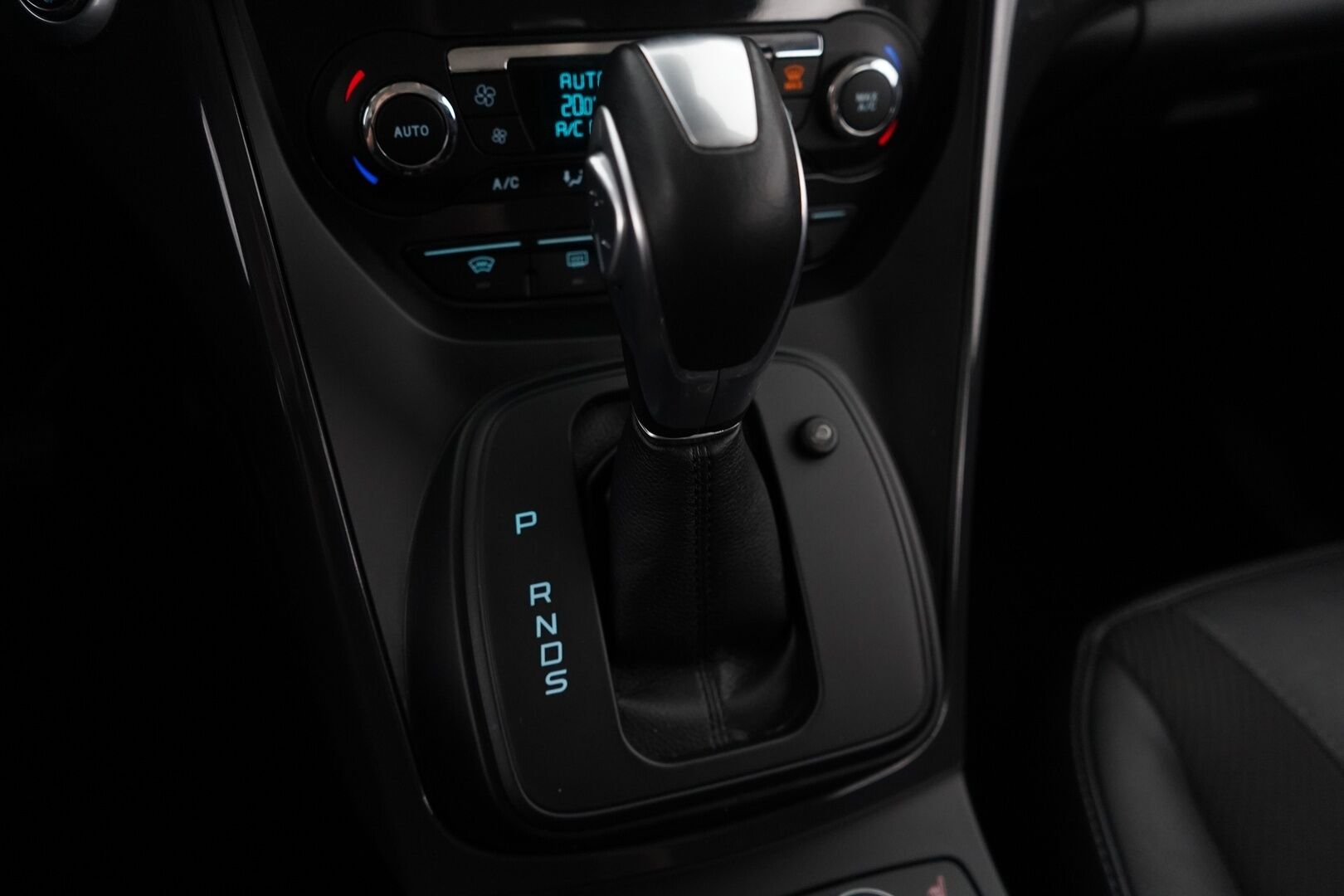 Ford Kuga 2016 2,0 TDCi 180 hv PowerShift AWD A6 Titanium Business 5-ovinen * Lohko / Vakkari / Keyless / P.Kamera / Tutkat * - Suomi-auto / Kahdet renkaat alumiinivantein / Juuri katsastettu