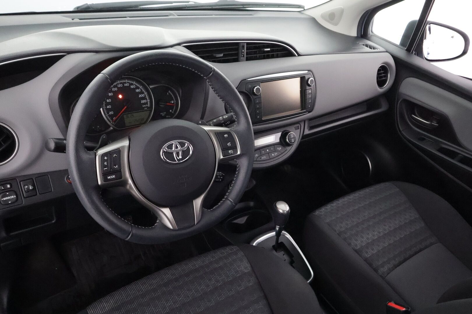 Toyota Yaris 2016 1,33 Dual VVT-i Active 5ov Multidrive S - | 1-om suomiauto | Merkkihuollot | P.kamera | Navi | Vakkari | Bluetooth | Aut. ilmastointi | Penkinlämmittimet | 2x renkaat aluvantein | - KORKO VAIN 3,99 %
