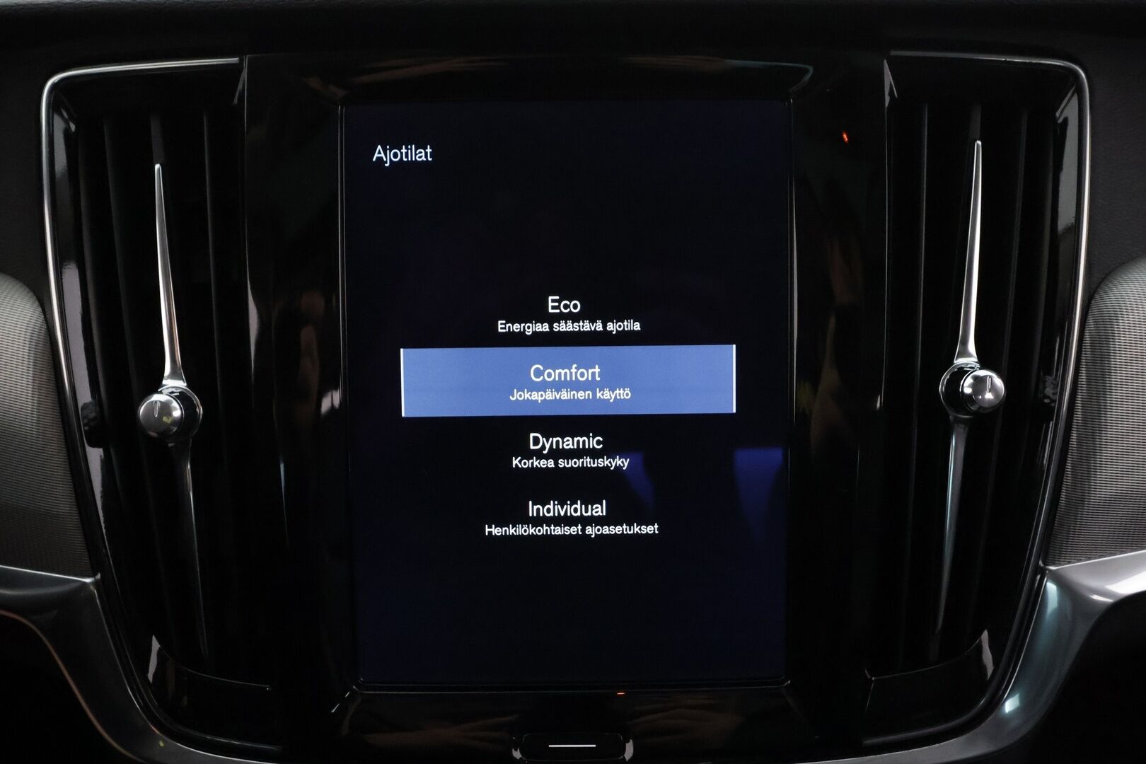 Volvo S90 2016 D5 AWD Inscription - | ACC | Webasto | HUD | Full LED | Lasikattoluukku | Muistipenkit | B&W  | Sporttinahat | 360-kamera | Keyless | Apple&Android | Kahdet Renkaat |